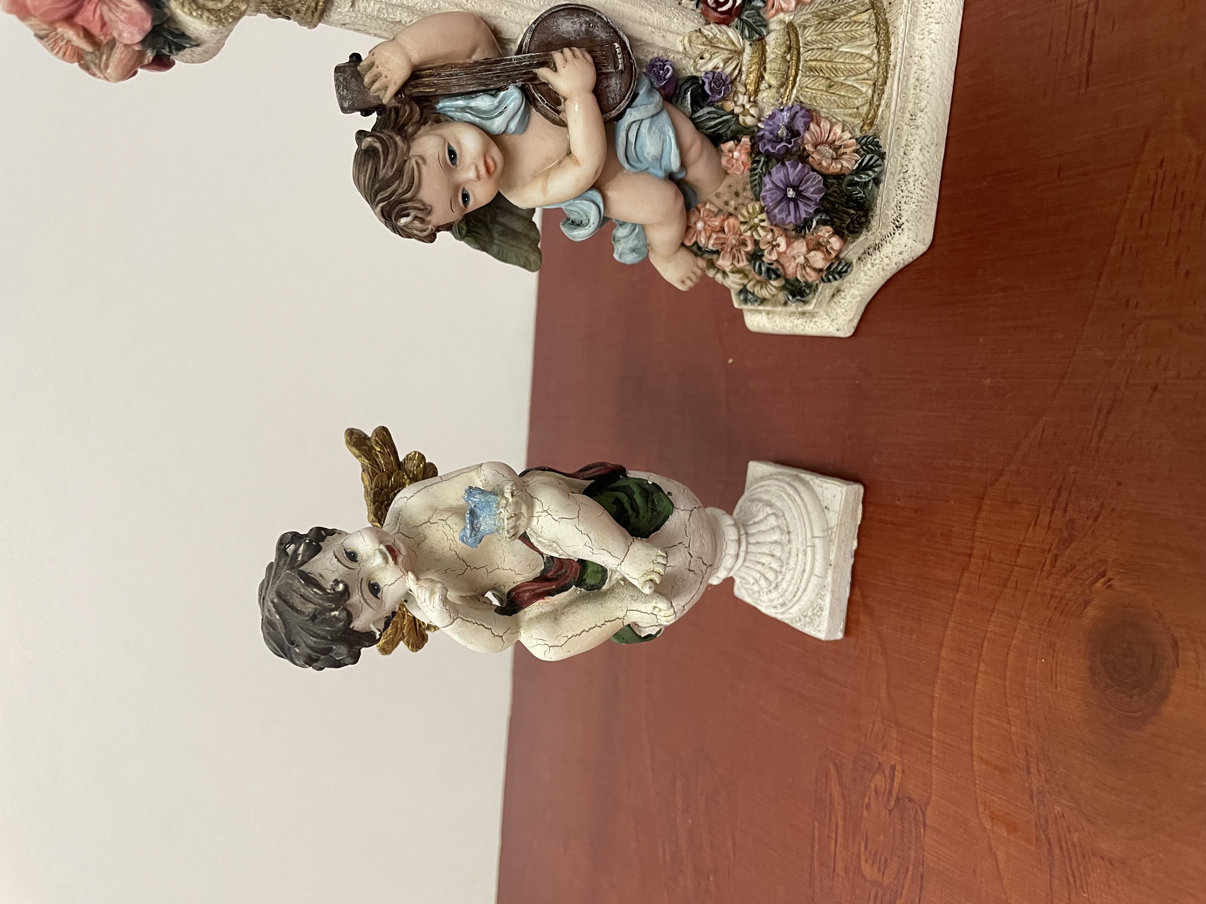 Kandelaar met engeltjes en een beeld van angel – foto 3 – kavel bij GSD Auctions, Zoeterwoude