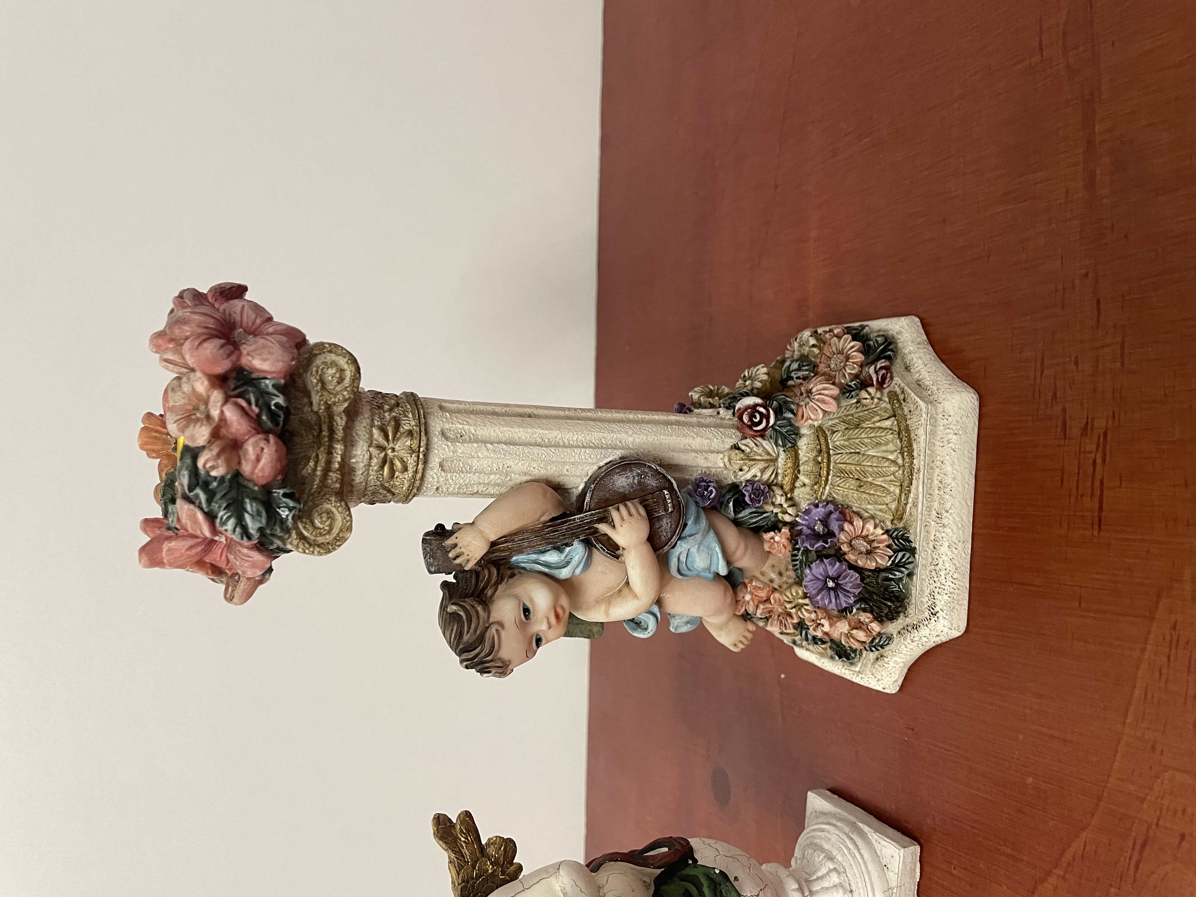 Kandelaar met engeltjes en een beeld van angel – foto 4 – kavel bij GSD Auctions, Zoeterwoude