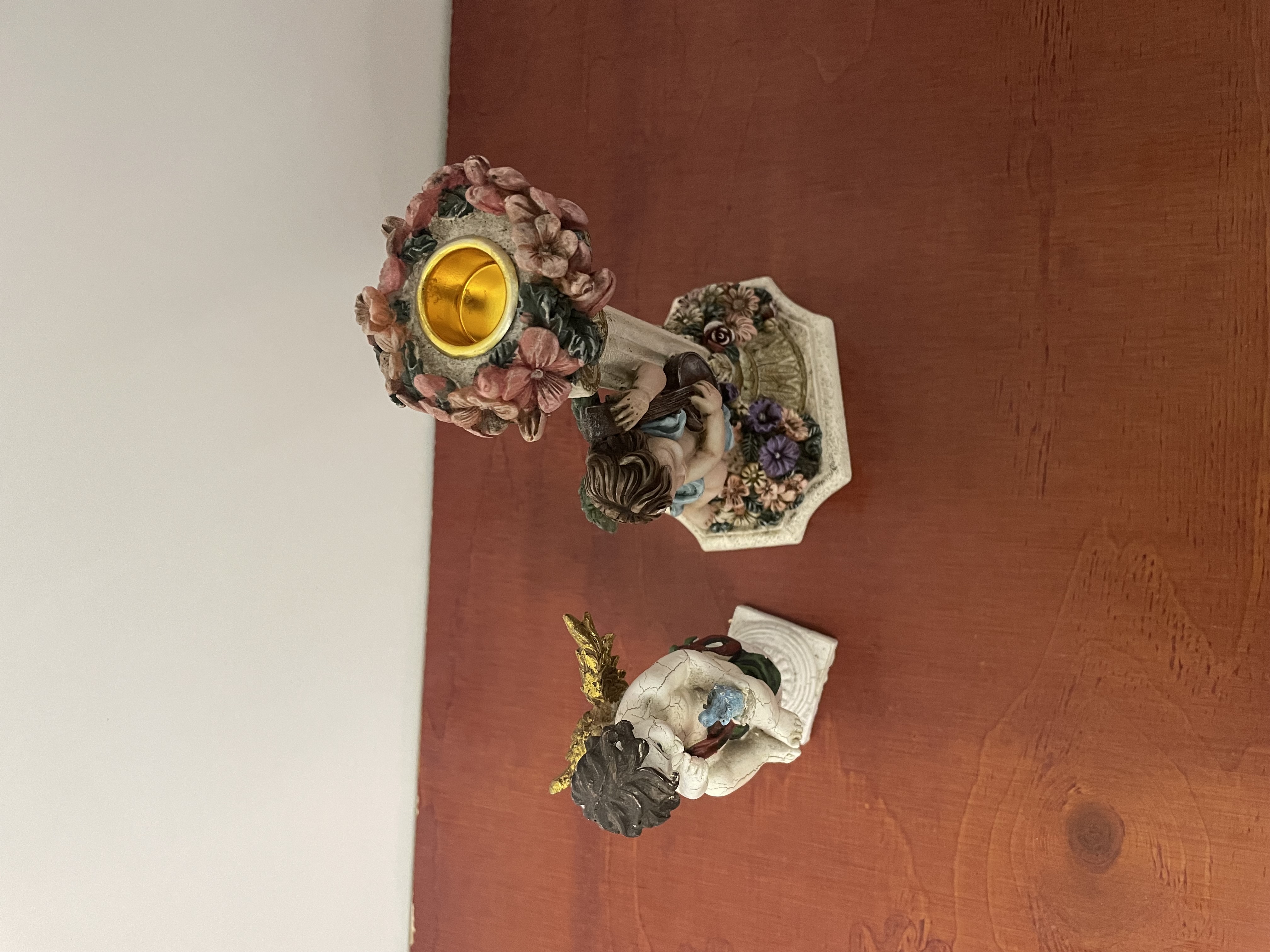 Kandelaar met engeltjes en een beeld van angel – foto 8 – kavel bij GSD Auctions, Zoeterwoude