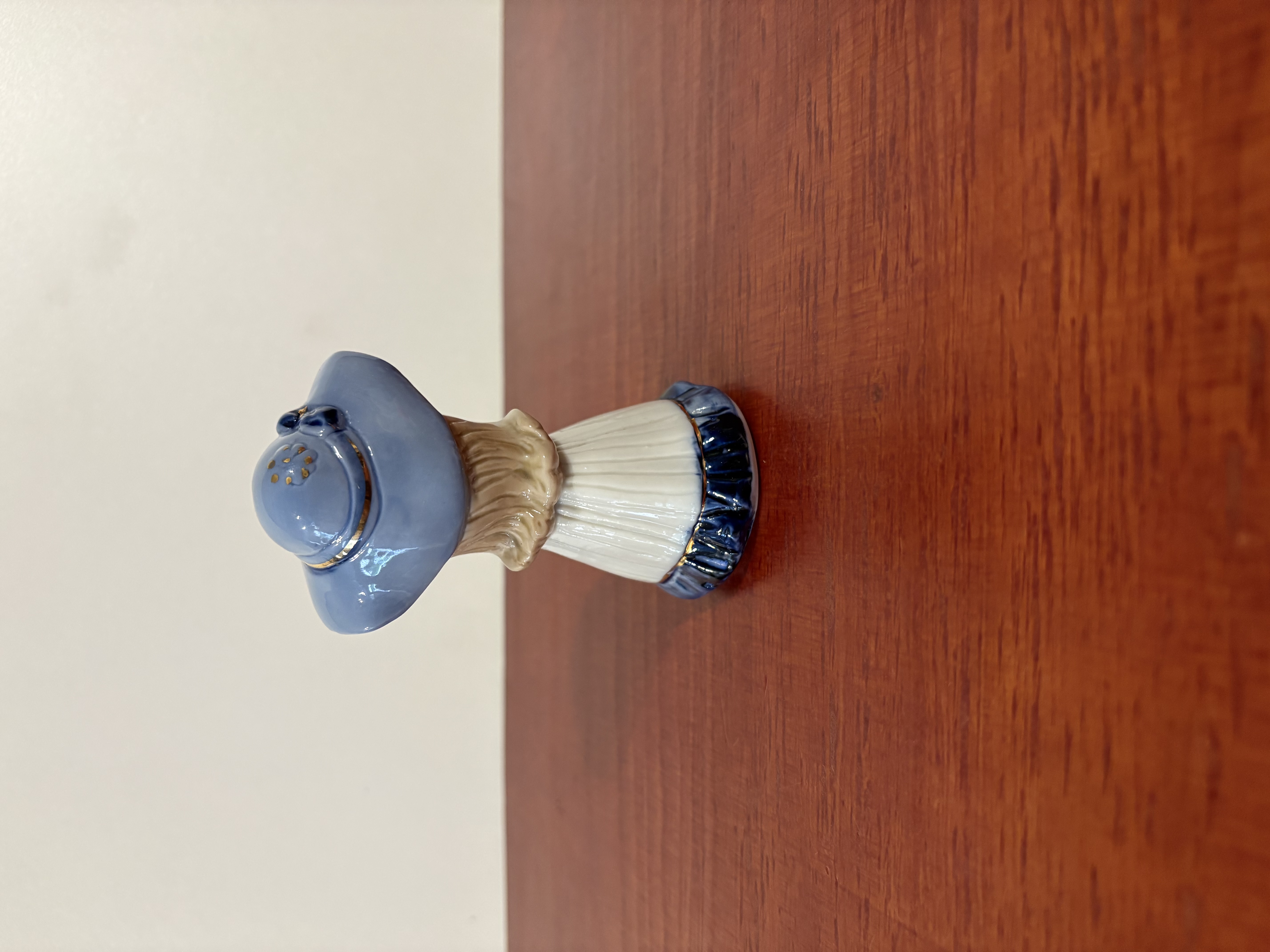 Keramieken Beeldjes Nummer 11 kleine meisje in blauw – foto 2 – kavel bij GSD Auctions, Zoeterwoude