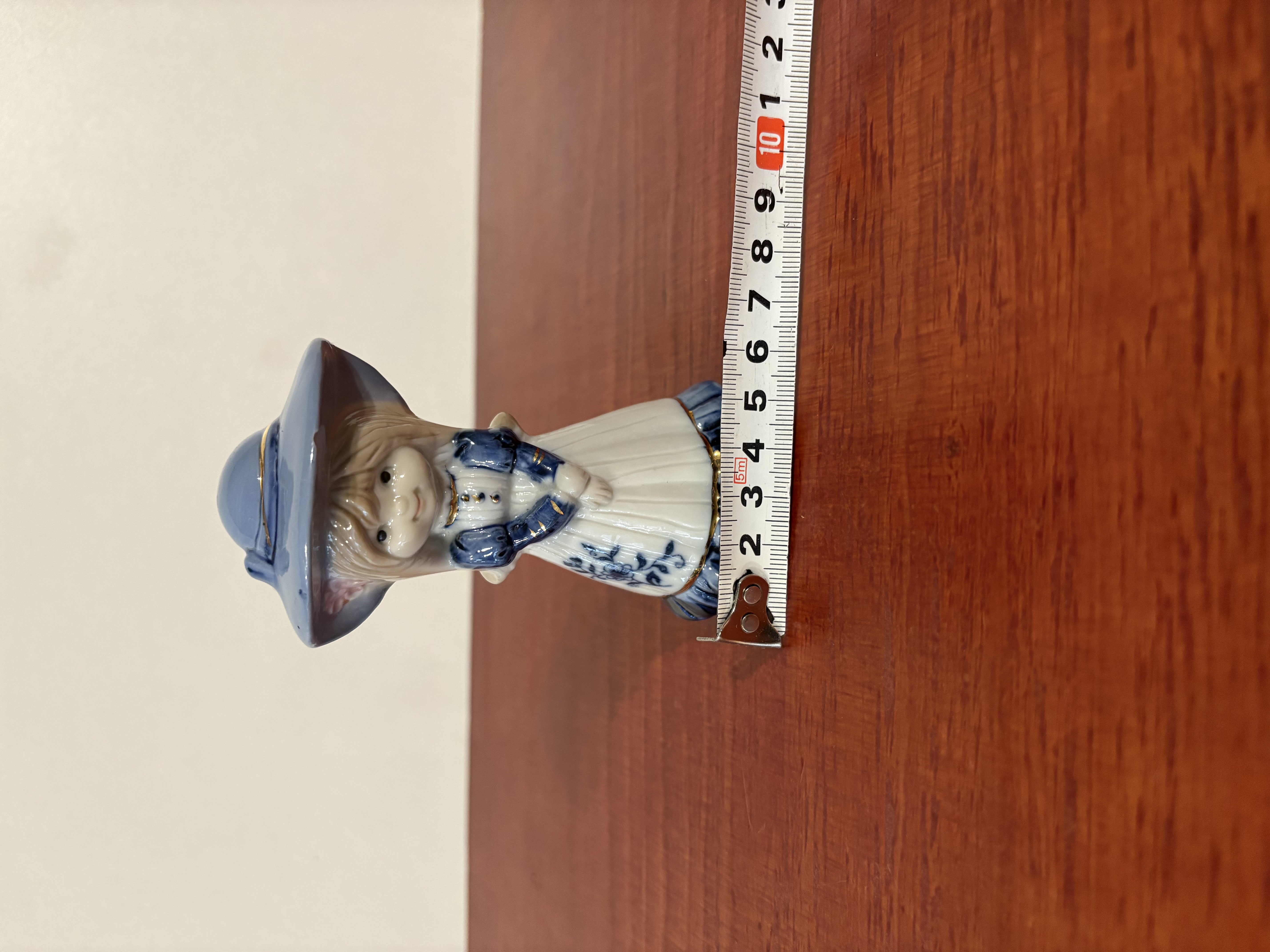 Keramieken Beeldjes Nummer 11 kleine meisje in blauw – foto 4 – kavel bij GSD Auctions, Zoeterwoude