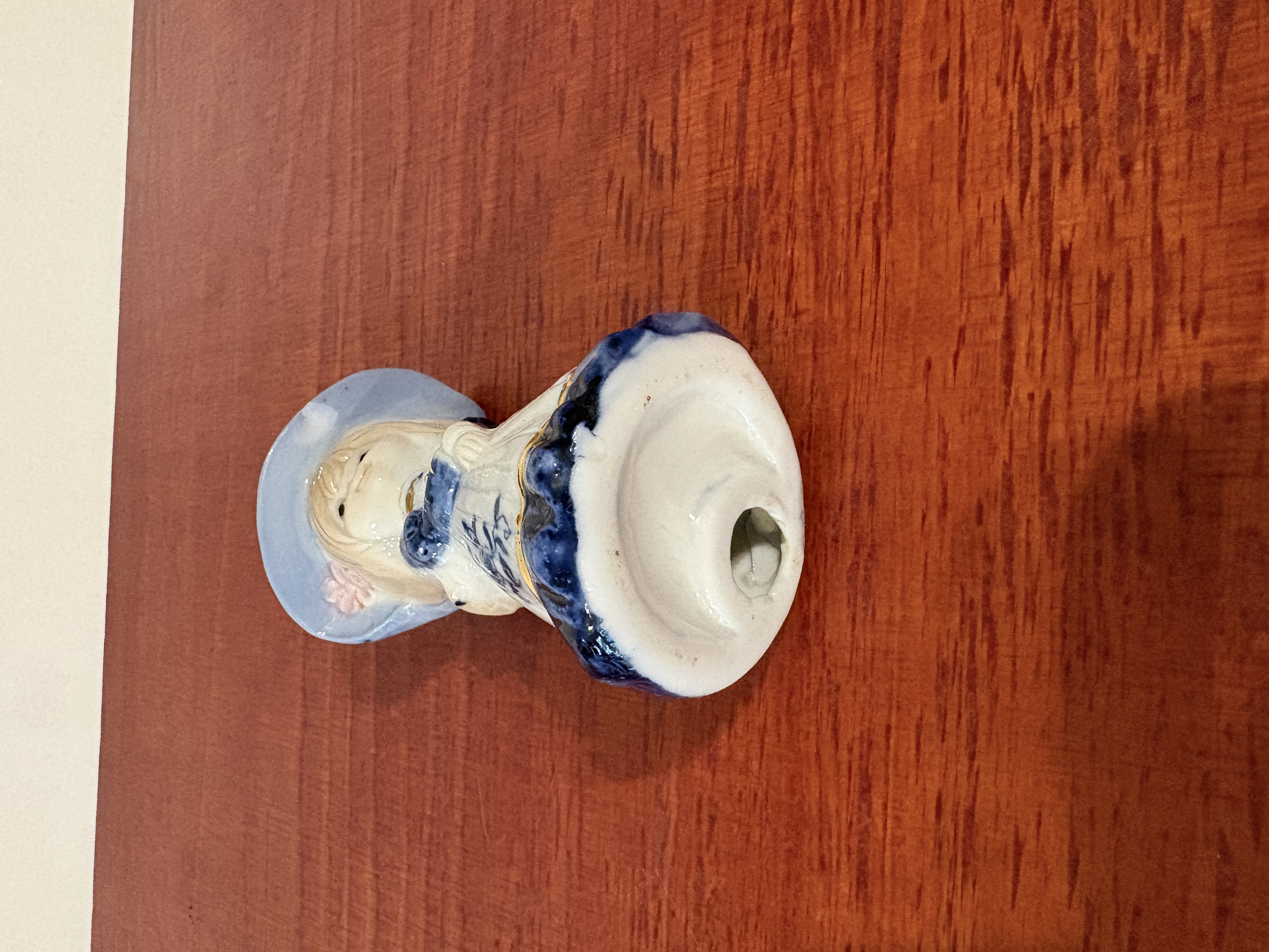 Keramieken Beeldjes Nummer 11 kleine meisje in blauw – foto 5 – kavel bij GSD Auctions, Zoeterwoude