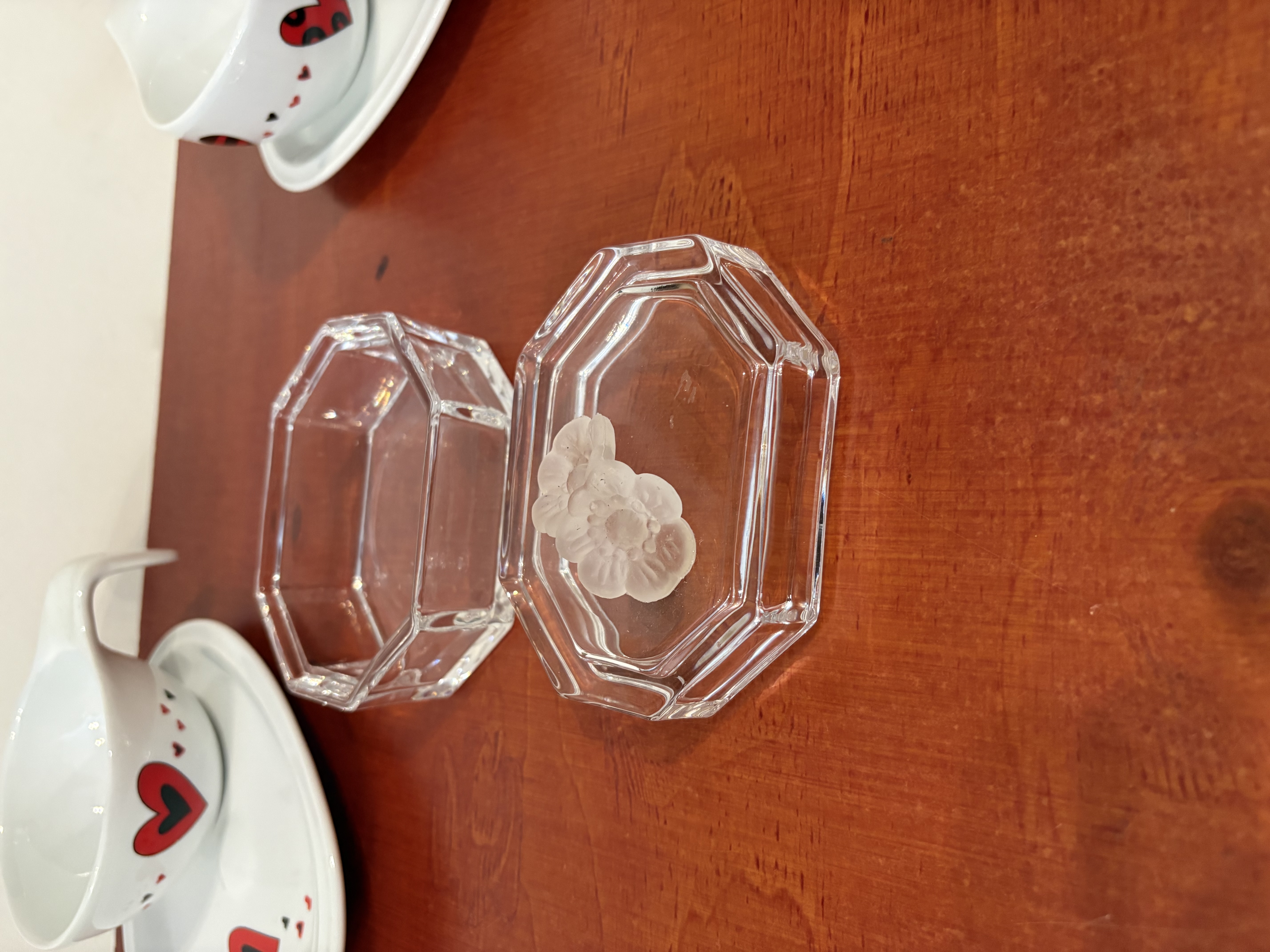 2 design kopjes en kristalen bonbonnière – foto 4 – kavel bij GSD Auctions, Zoeterwoude
