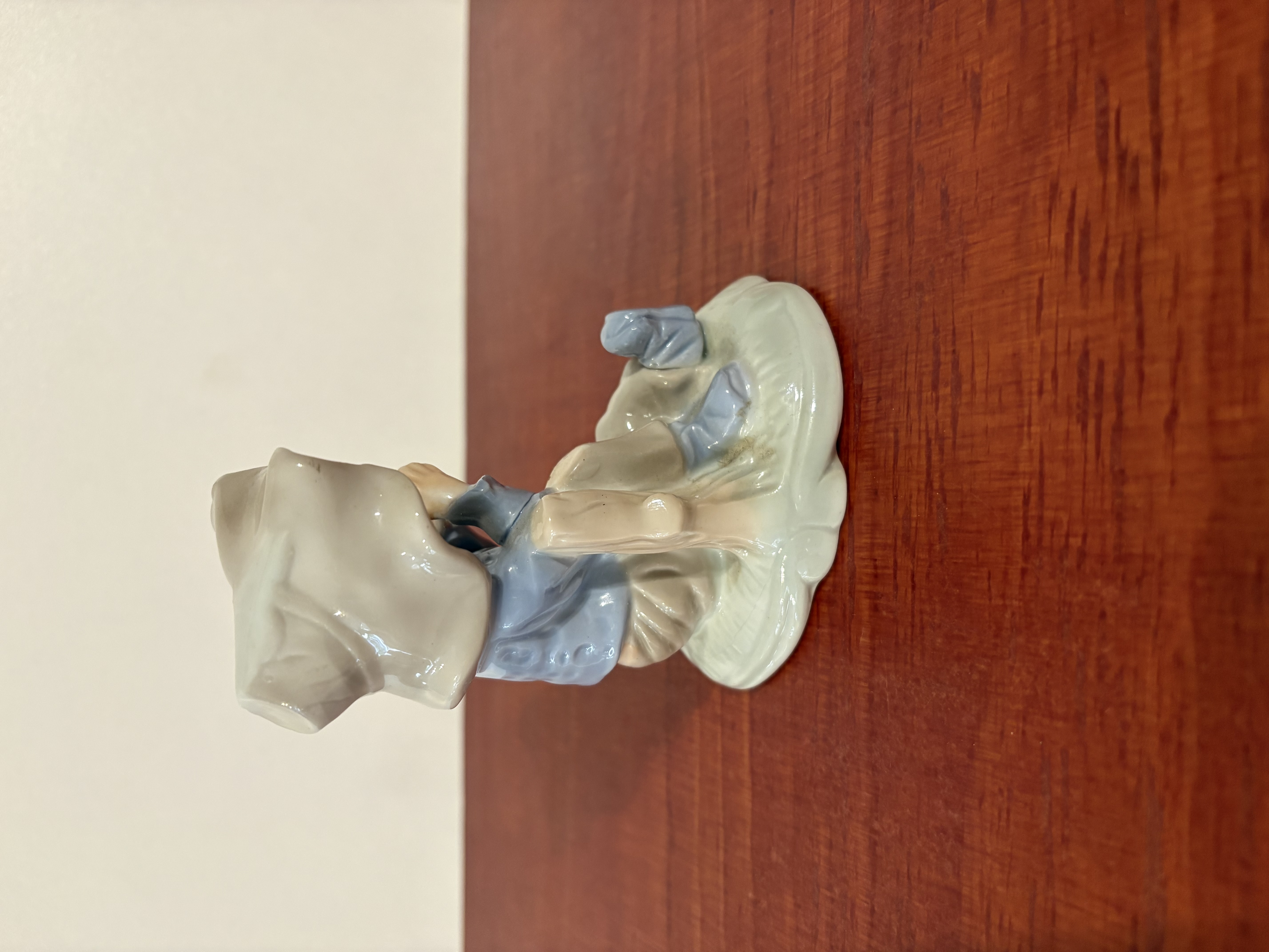 Keramieken Beeldjes Nummer 9, zittende jonge Lladro – foto 3 – kavel bij GSD Auctions, Zoeterwoude