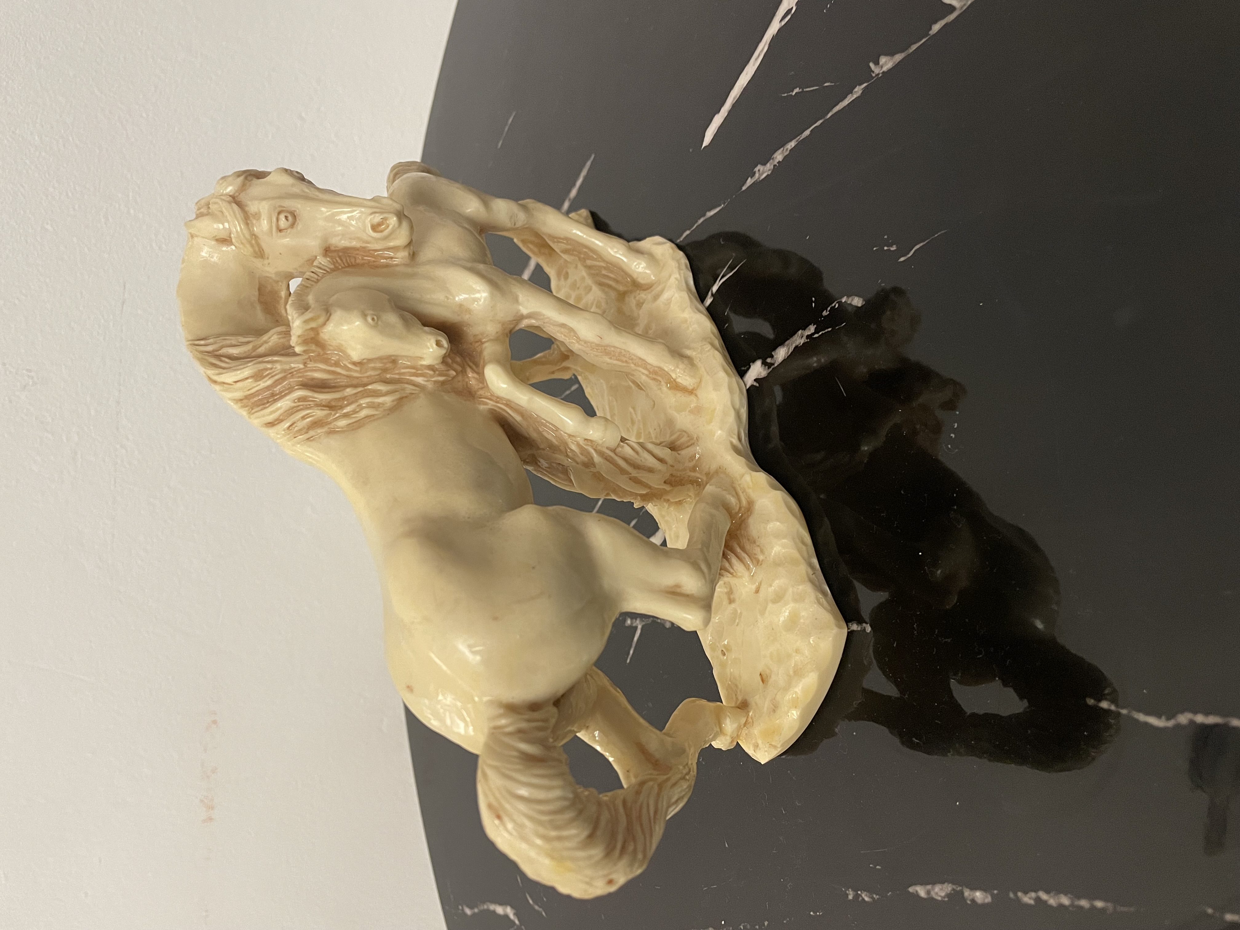 Beeldje Paard met veulen van hars – foto 5 – kavel bij GSD Auctions, Zoeterwoude