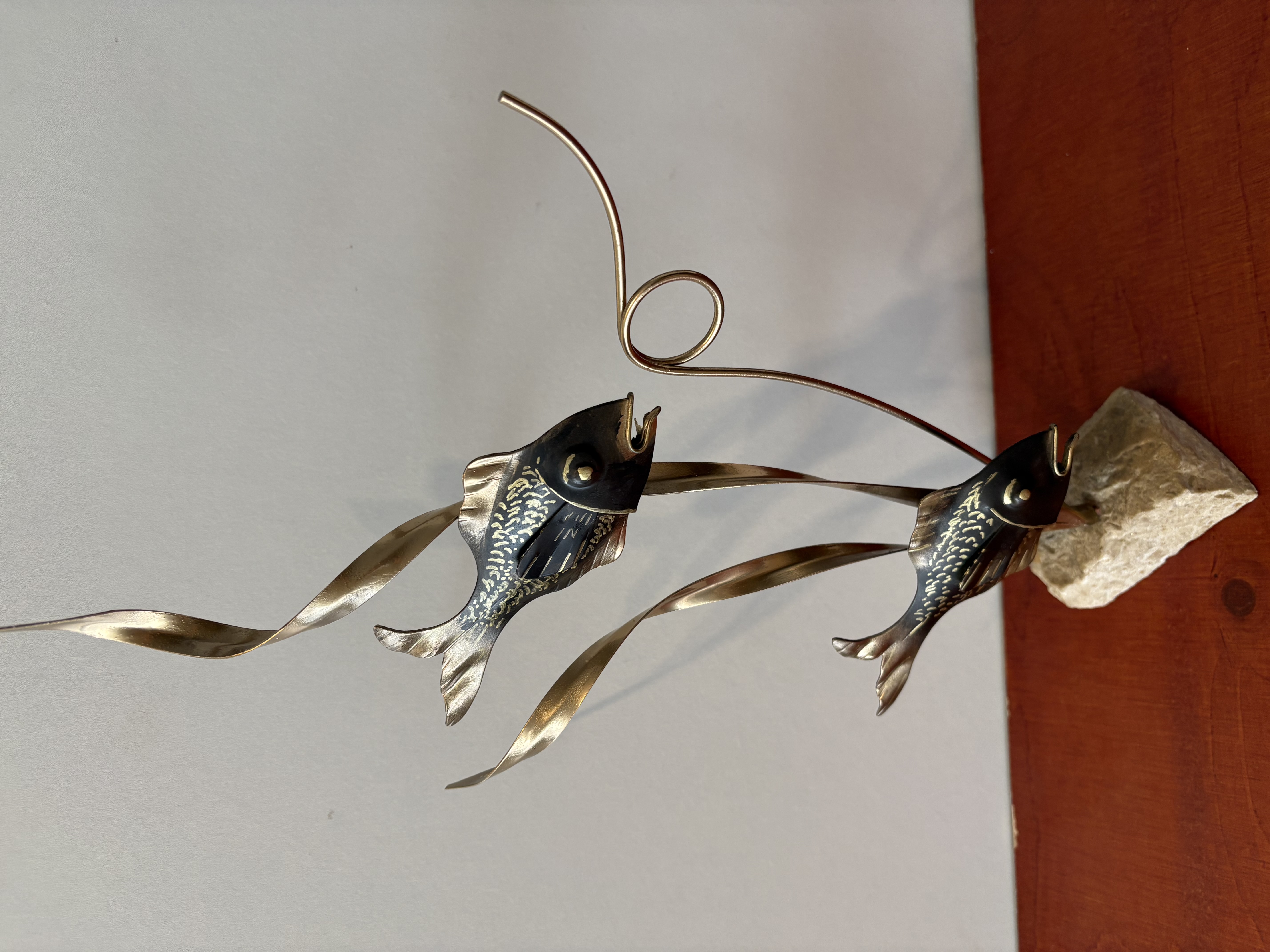 Decoratieve goudkleurige sculptuur van 2 visjes – foto 2 – kavel bij GSD Auctions, Zoeterwoude