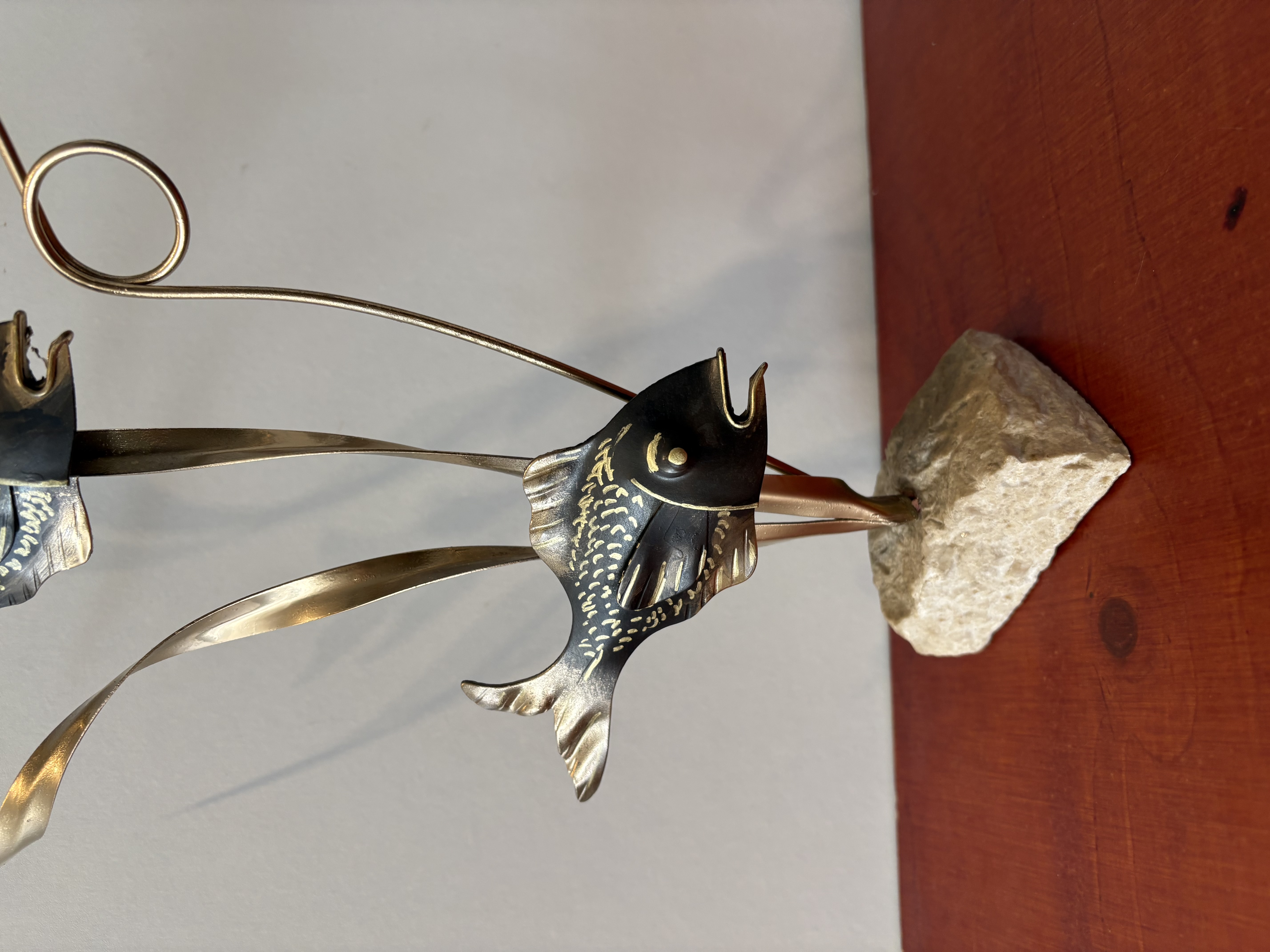 Decoratieve goudkleurige sculptuur van 2 visjes – foto 3 – kavel bij GSD Auctions, Zoeterwoude