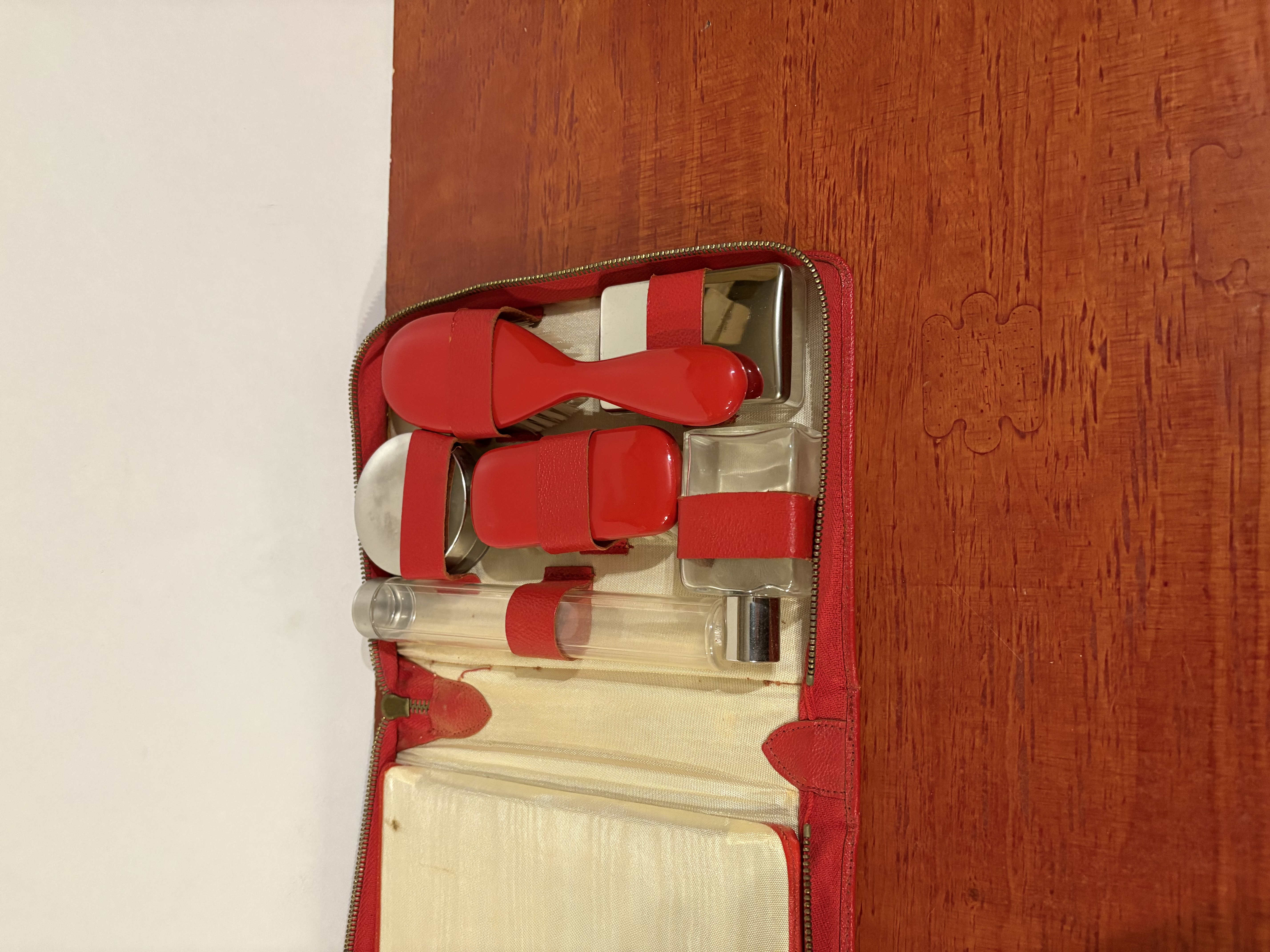 Uitgebreide reistoilettas – foto 2 – kavel bij GSD Auctions, Zoeterwoude