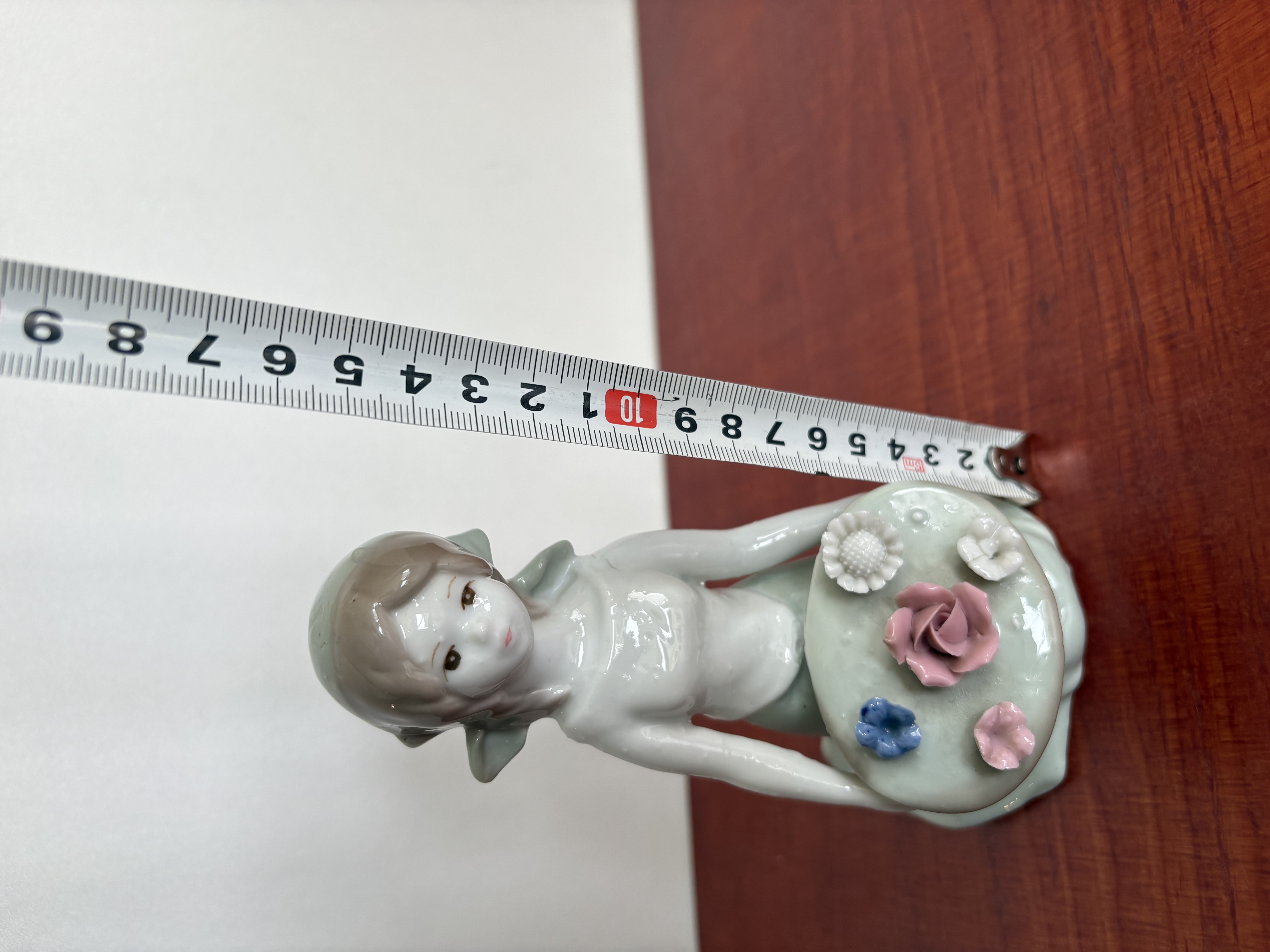 Spaanse porseleinen beeld van Lladro “Meisje met bloemen” – foto 2 – kavel bij GSD Auctions, Zoeterwoude