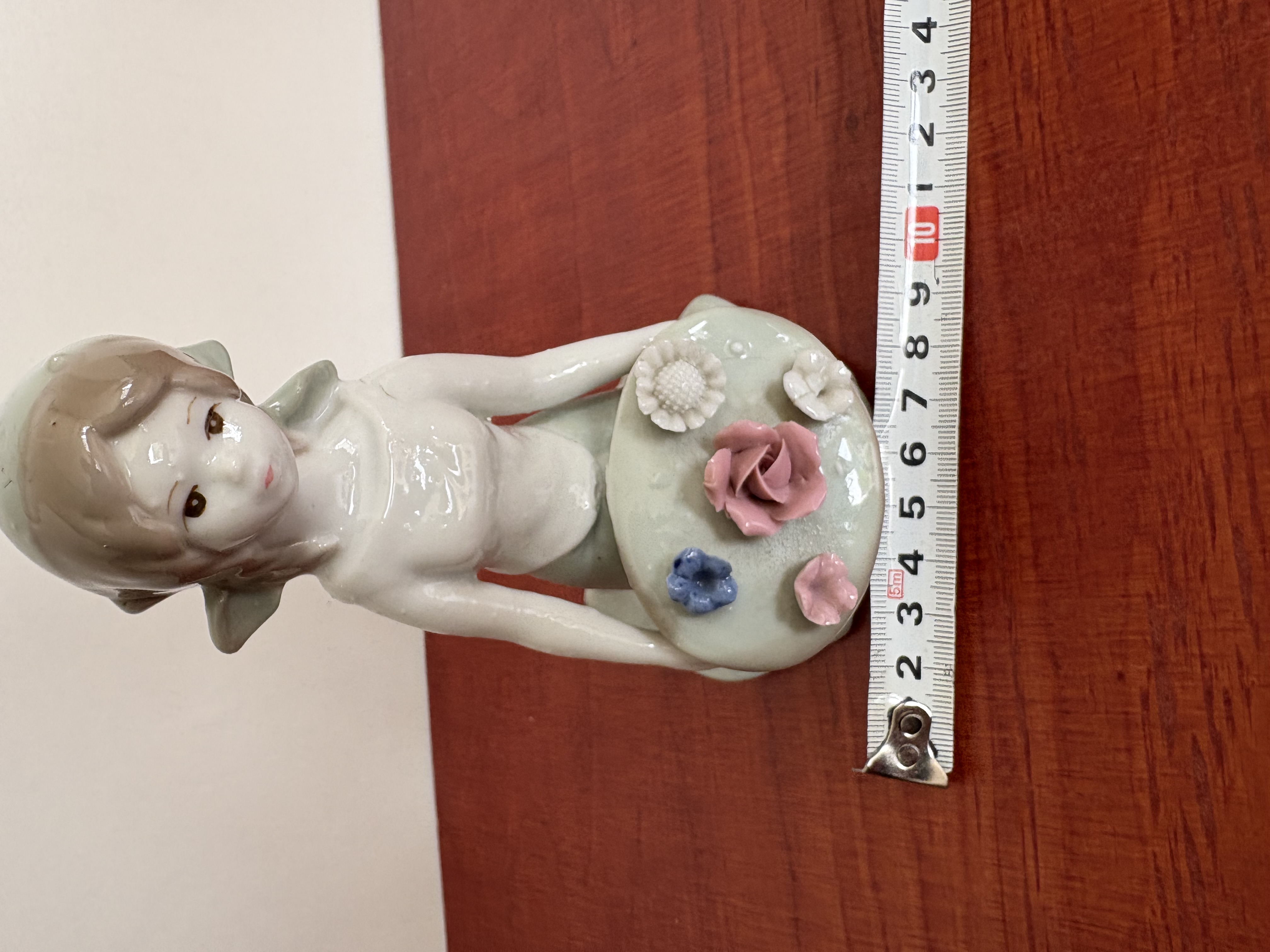 Spaanse porseleinen beeld van Lladro “Meisje met bloemen” – foto 3 – kavel bij GSD Auctions, Zoeterwoude