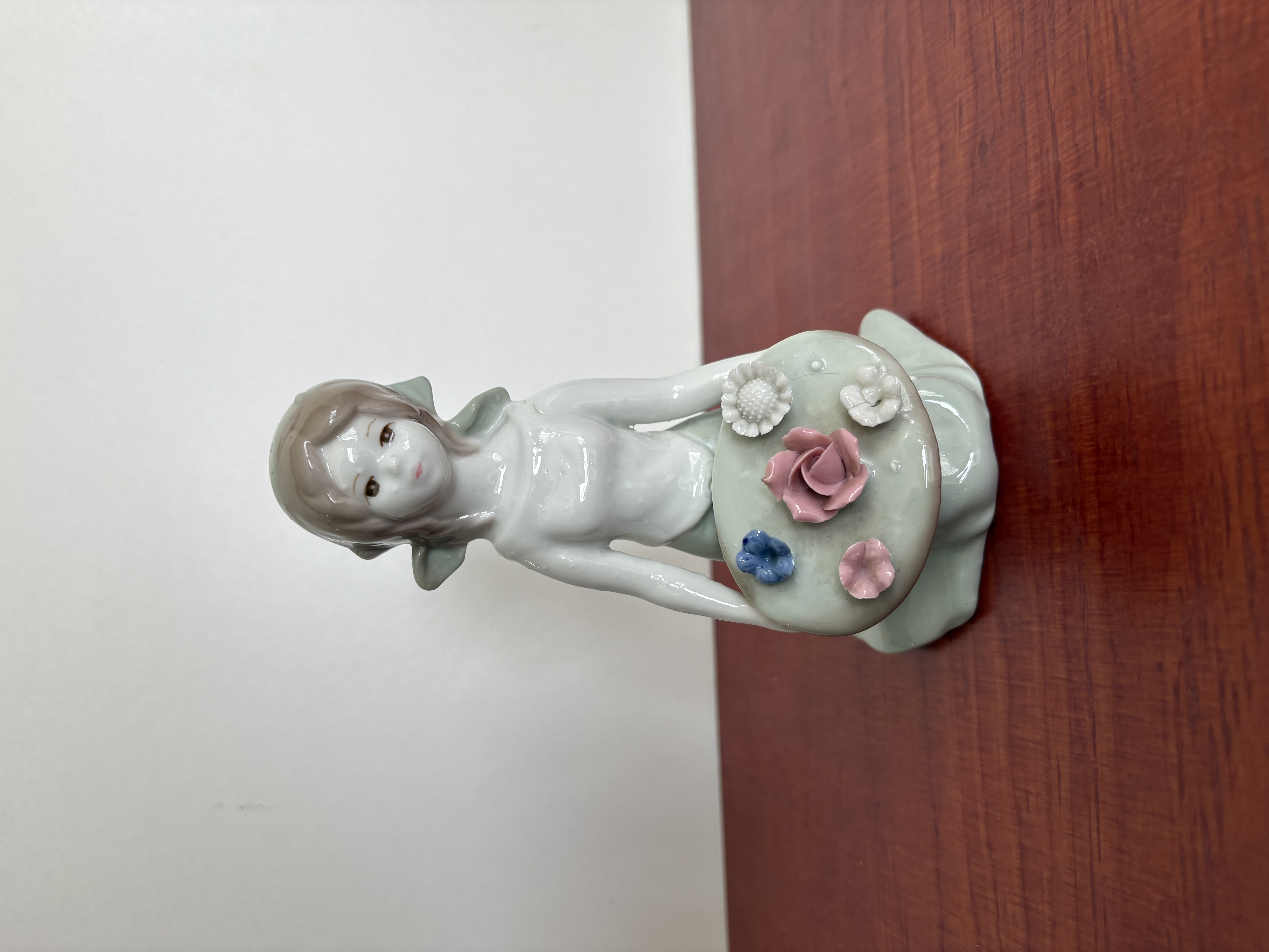 Spaanse porseleinen beeld van Lladro “Meisje met bloemen” – foto 4 – kavel bij GSD Auctions, Zoeterwoude