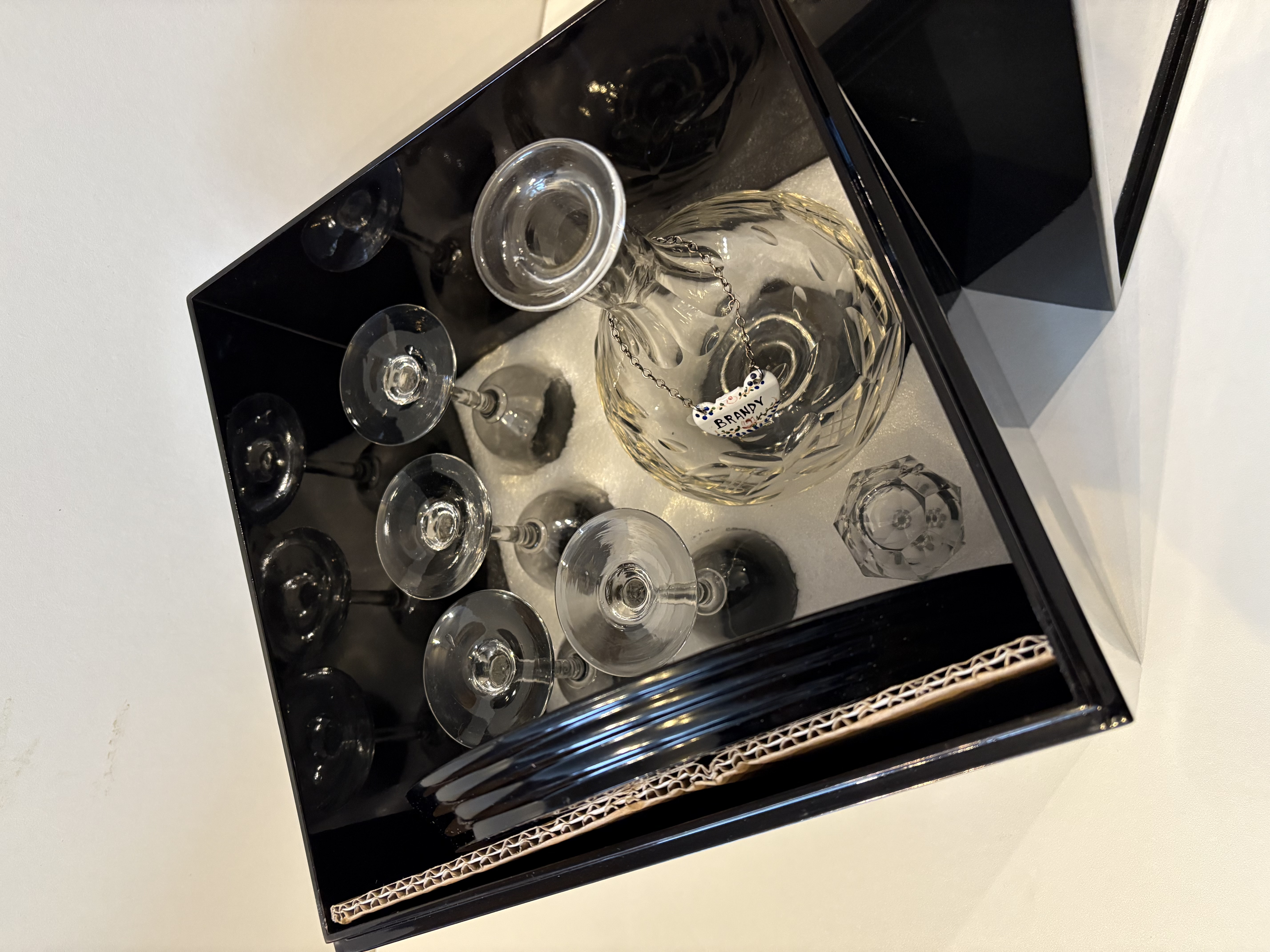 4 glazen met karaf in opbergdoos hardhout – foto 2 – kavel bij GSD Auctions, Zoeterwoude