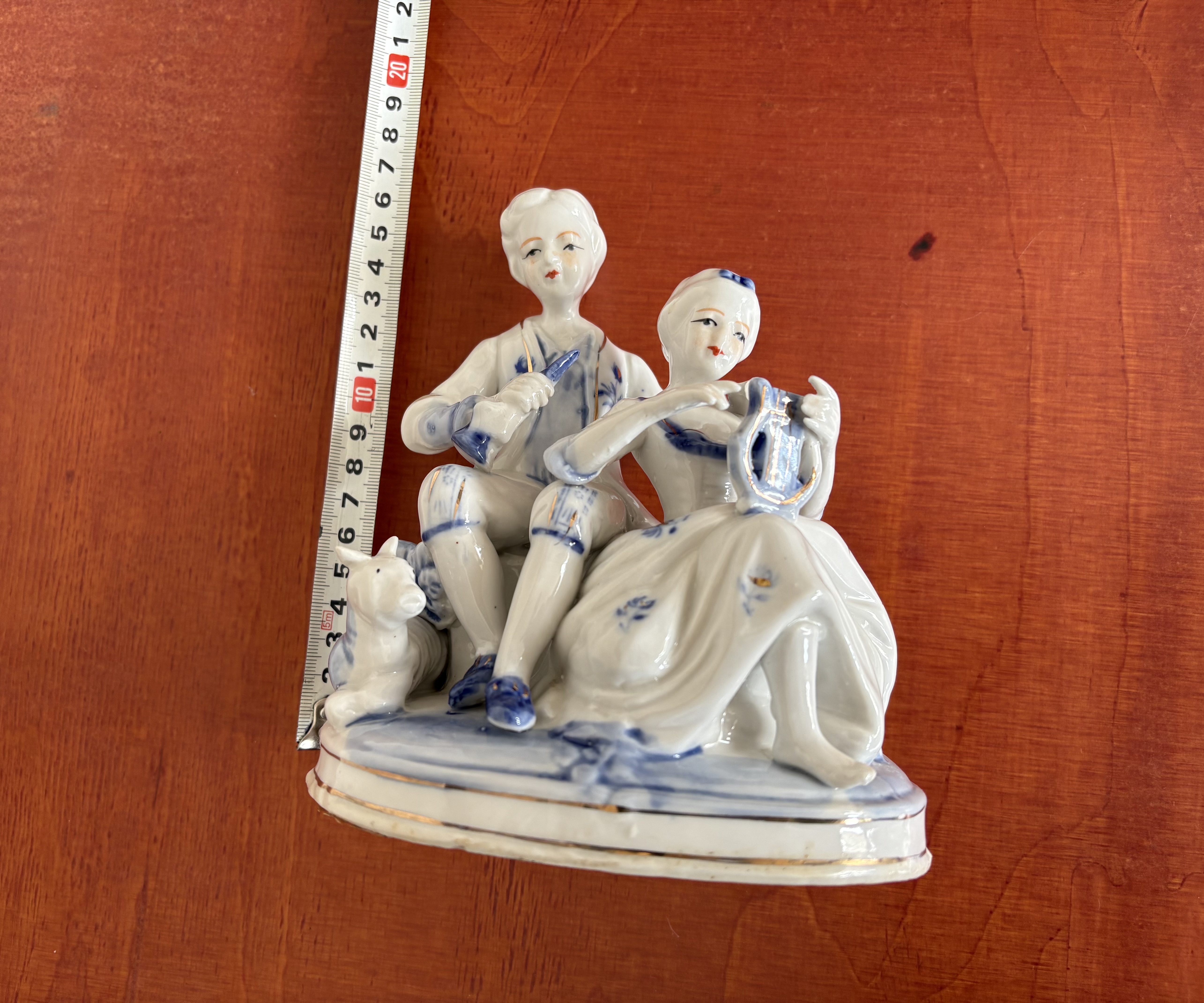 Porseleinen beeld van een man en vrouw – foto 3 – kavel bij GSD Auctions, Zoeterwoude