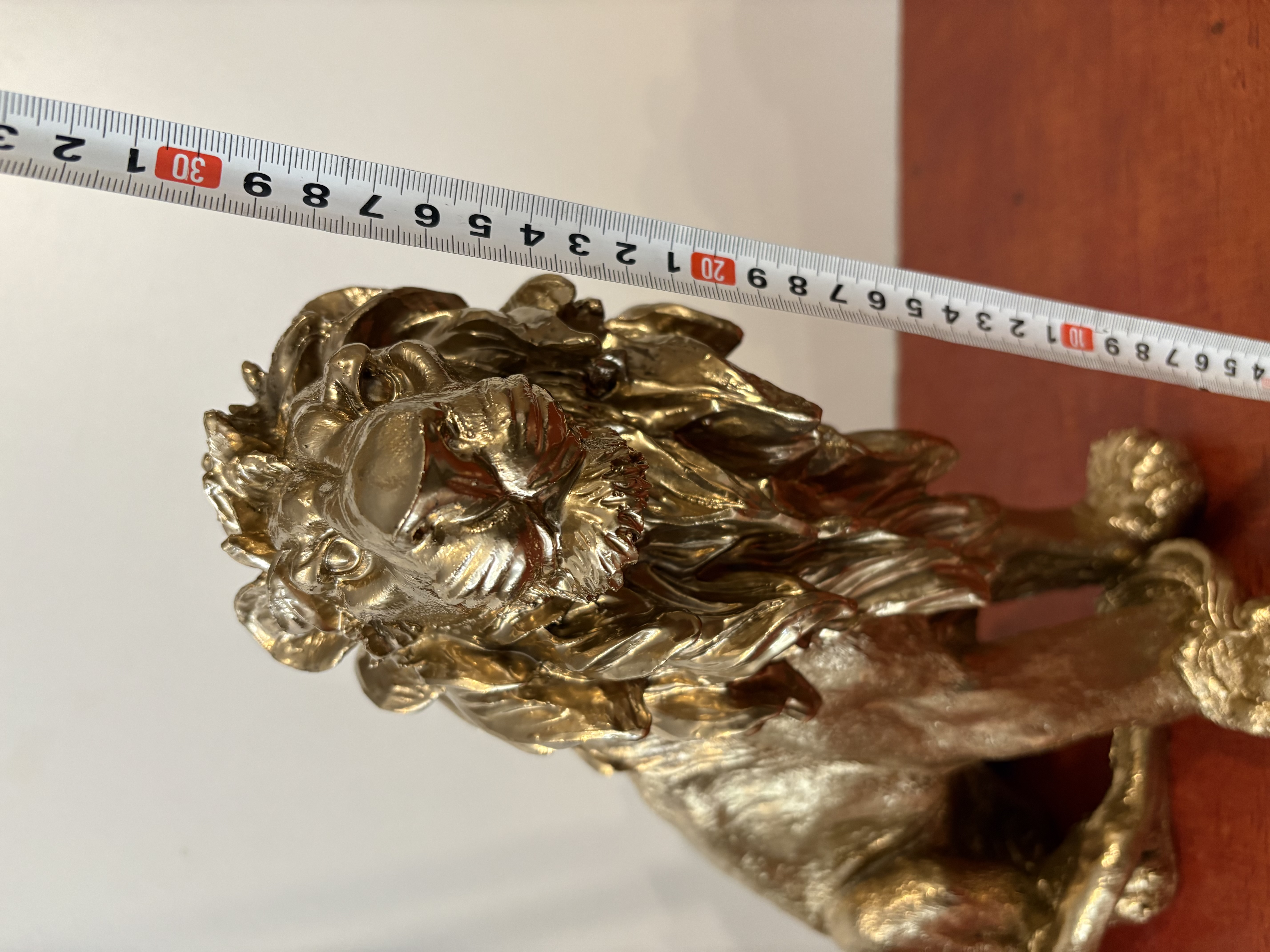 Goudkleurige leeuw van polyresin – foto 3 – kavel bij GSD Auctions, Zoeterwoude