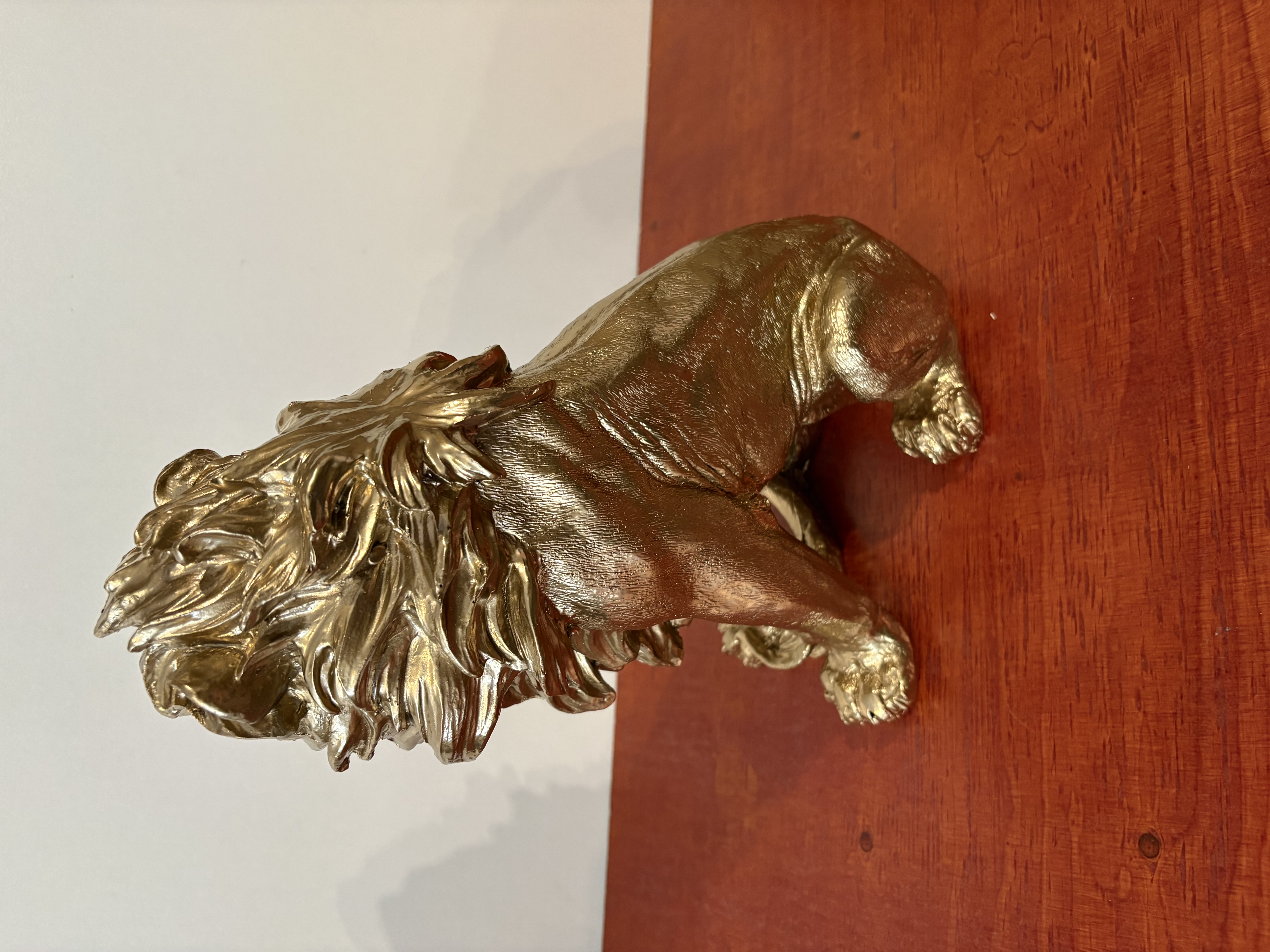 Goudkleurige leeuw van polyresin – foto 6 – kavel bij GSD Auctions, Zoeterwoude