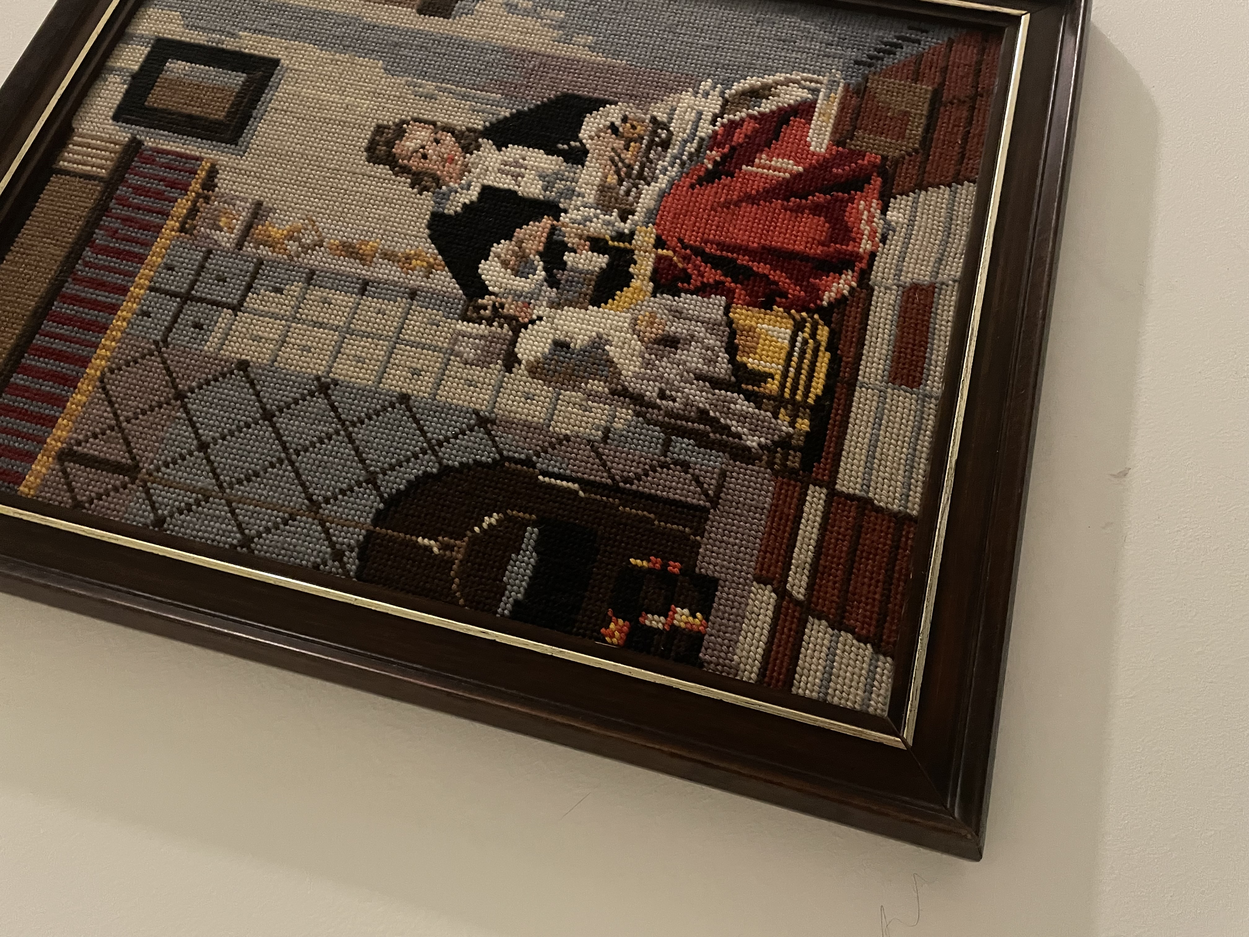Ingelijst borduurwerk: vrouw met rode rok – foto 6 – kavel bij GSD Auctions, Zoeterwoude