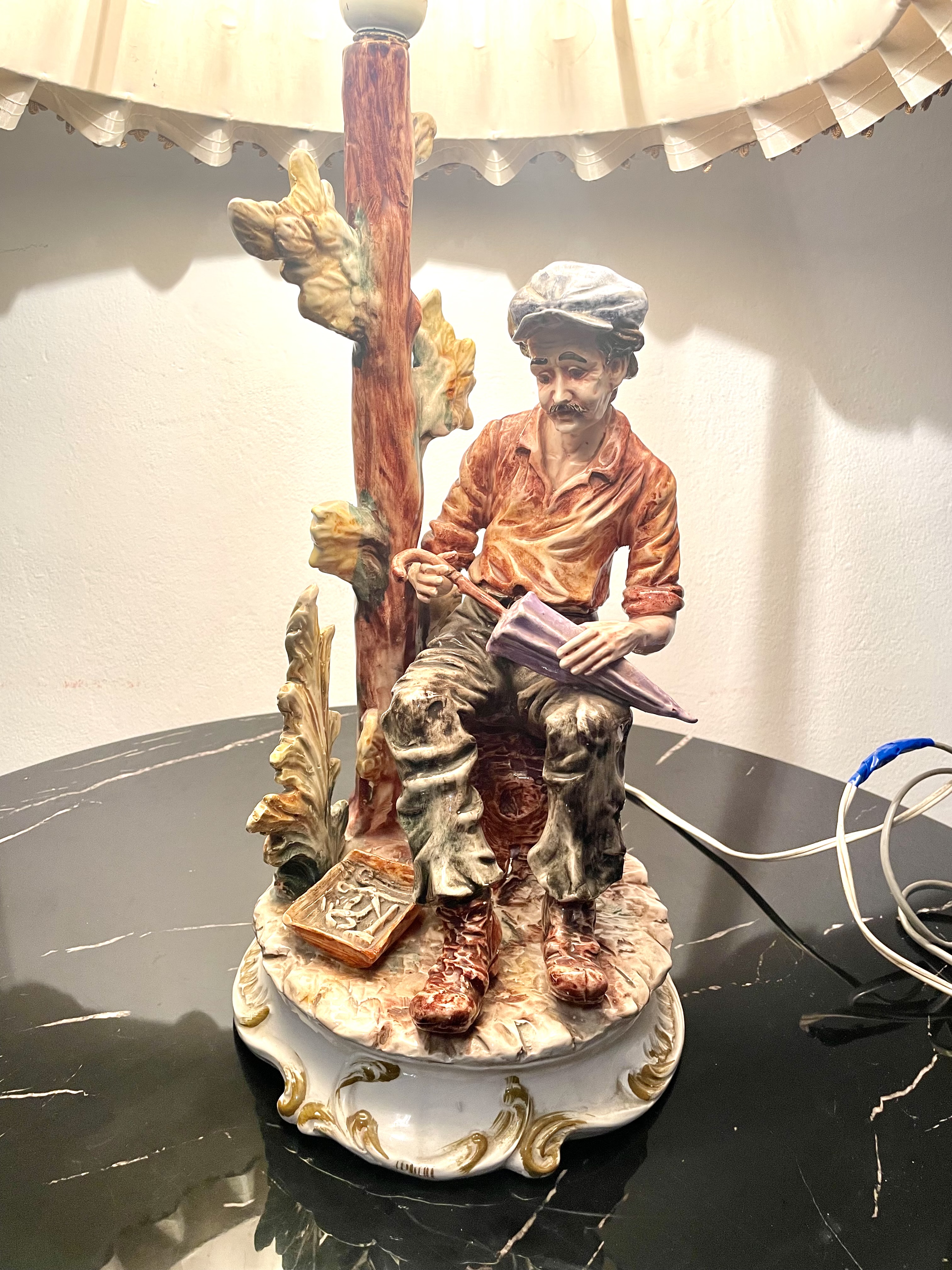 Porseleinen tafellamp klusjesman van Bassano gemakt in Italië – foto 4 – kavel bij GSD Auctions, Zoeterwoude