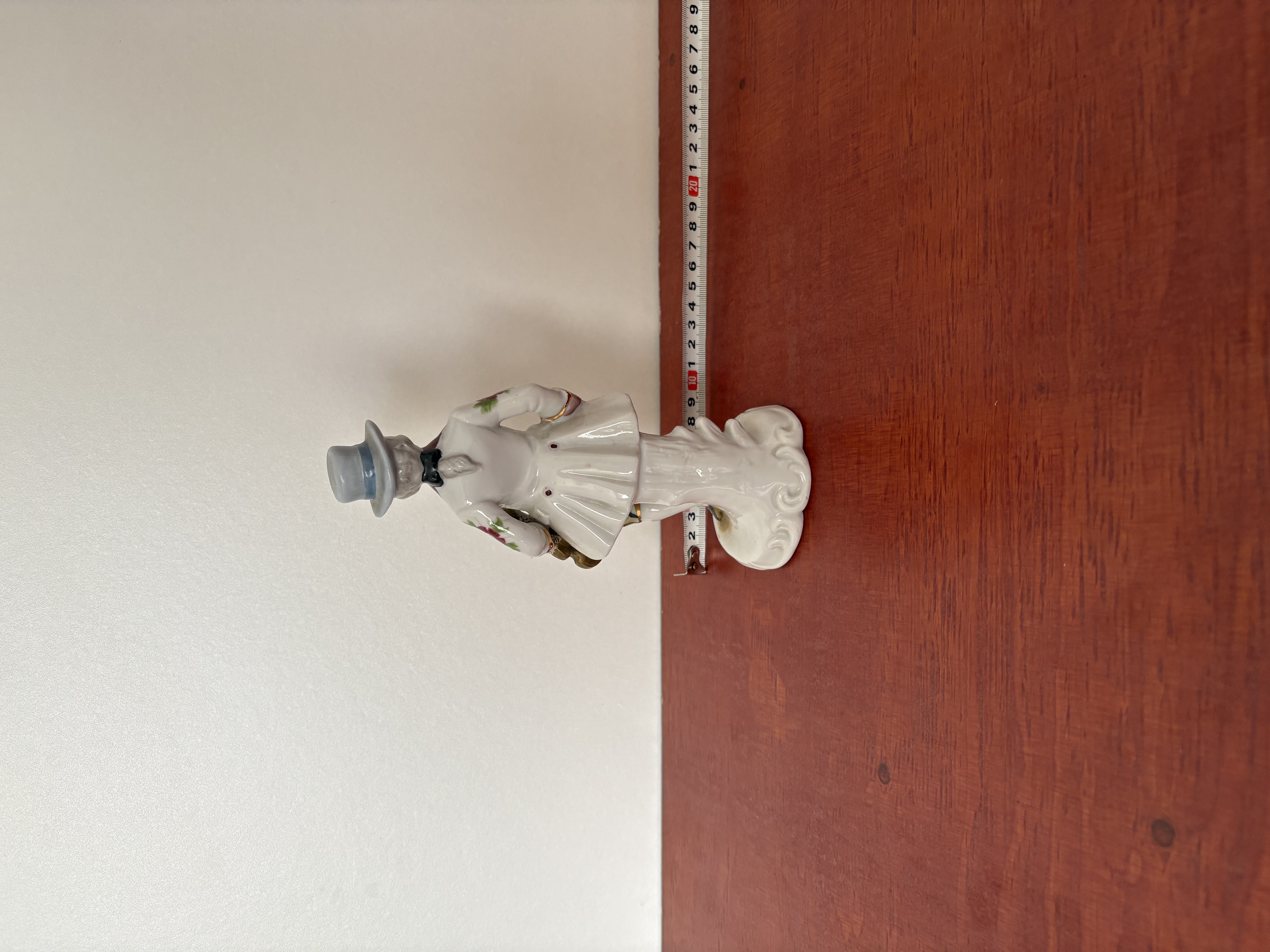 Beeldje van een man in 18e-eeuwse kleding (Capodimonte) – foto 4 – kavel bij GSD Auctions, Zoeterwoude
