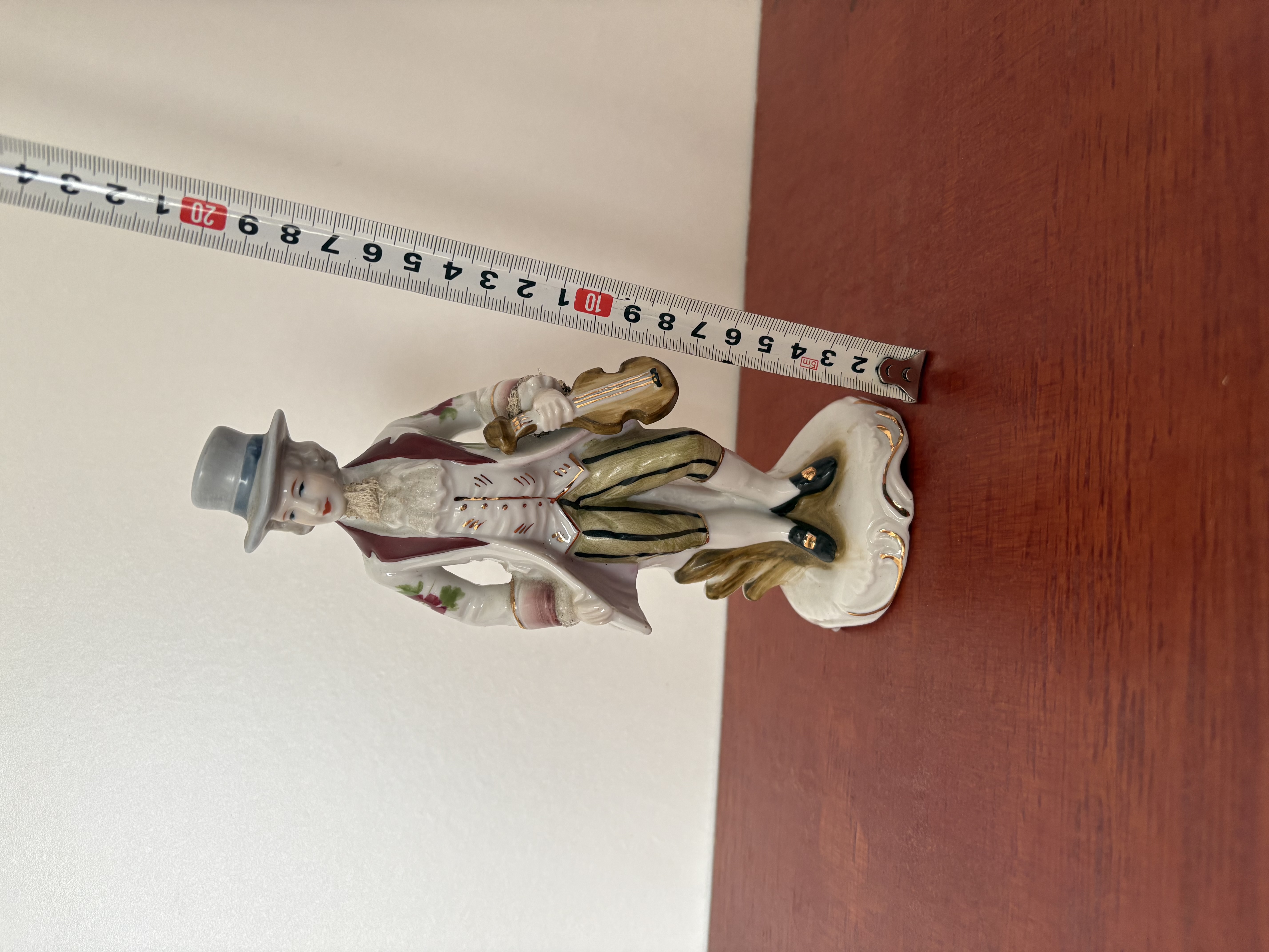 Beeldje van een man in 18e-eeuwse kleding (Capodimonte) – foto 2 – kavel bij GSD Auctions, Zoeterwoude