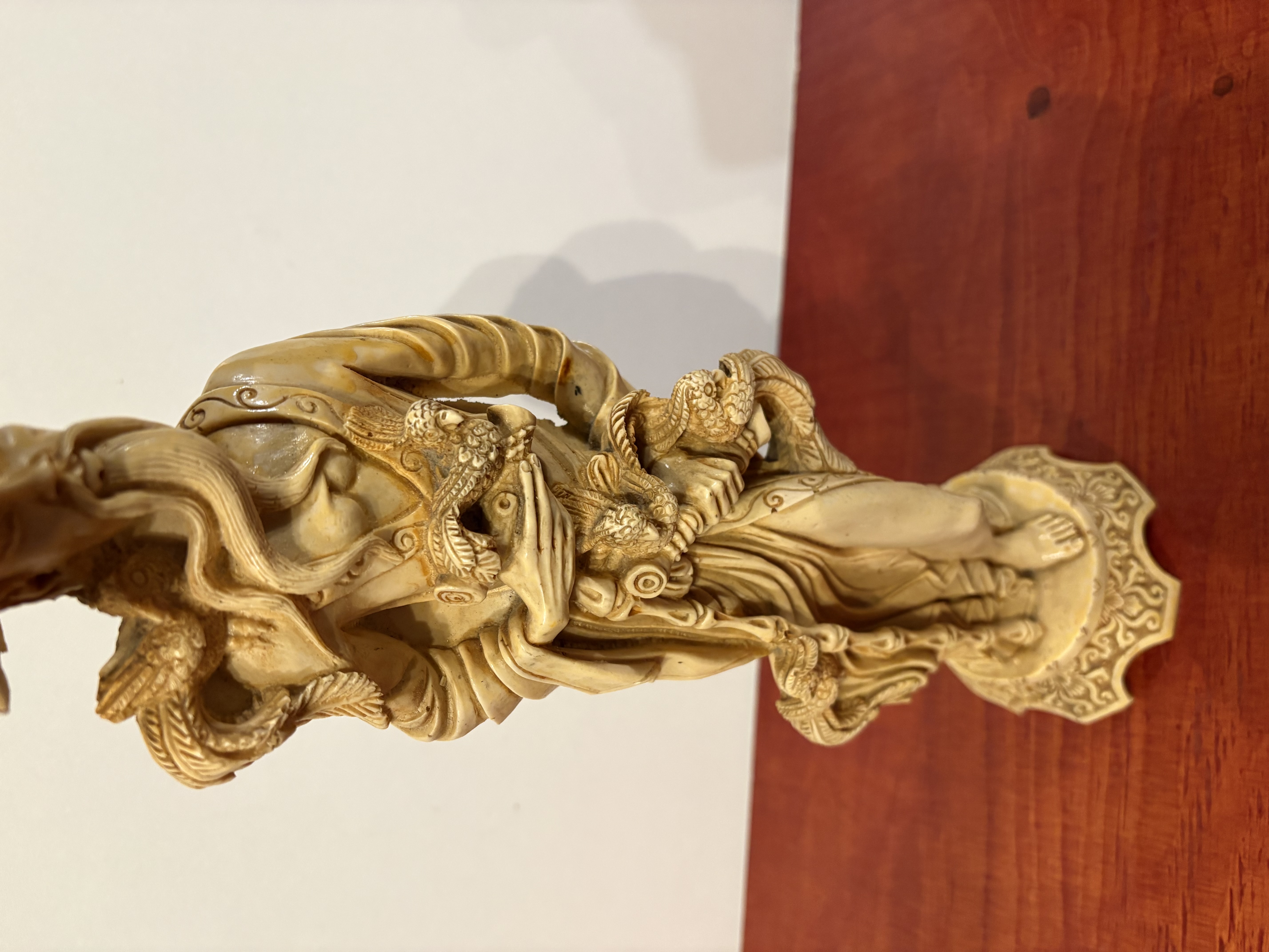 Chinees geluk beeld van een wijze man met vogel – foto 9 – kavel bij GSD Auctions, Zoeterwoude