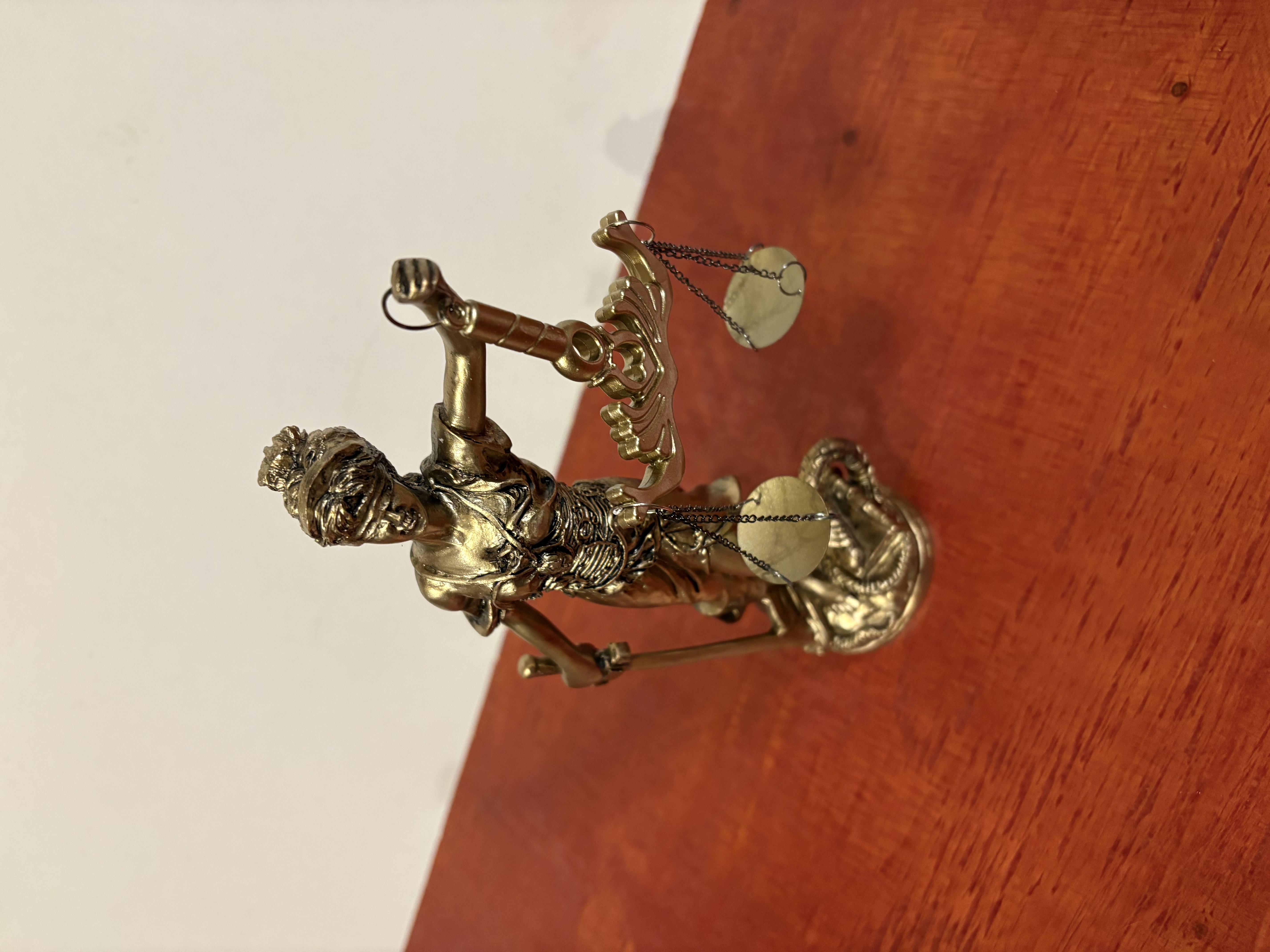 Decoratief beeld "de godin van rechtvaardigheid" – foto 4 – kavel bij GSD Auctions, Zoeterwoude