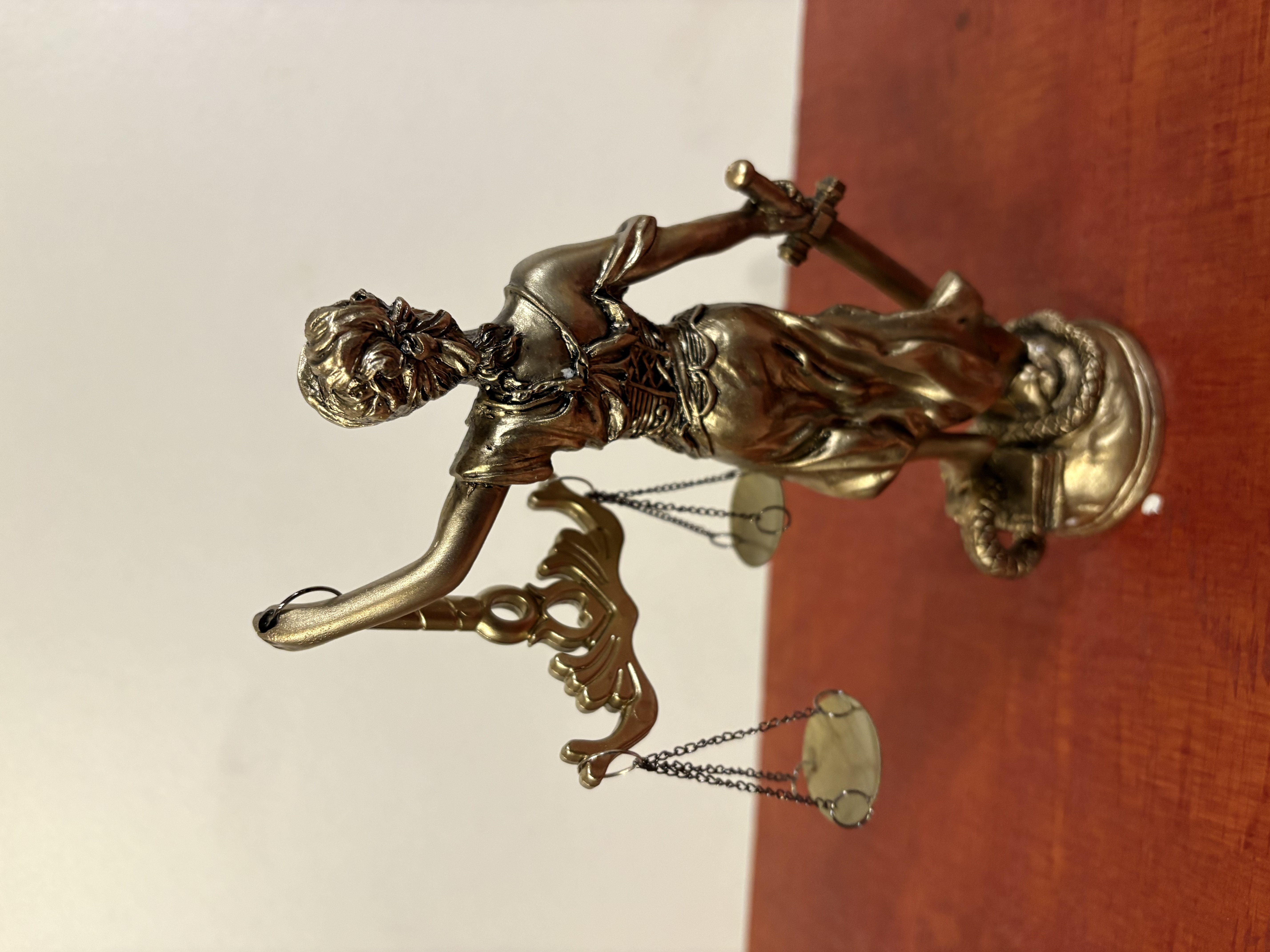 Decoratief beeld "de godin van rechtvaardigheid" – foto 8 – kavel bij GSD Auctions, Zoeterwoude