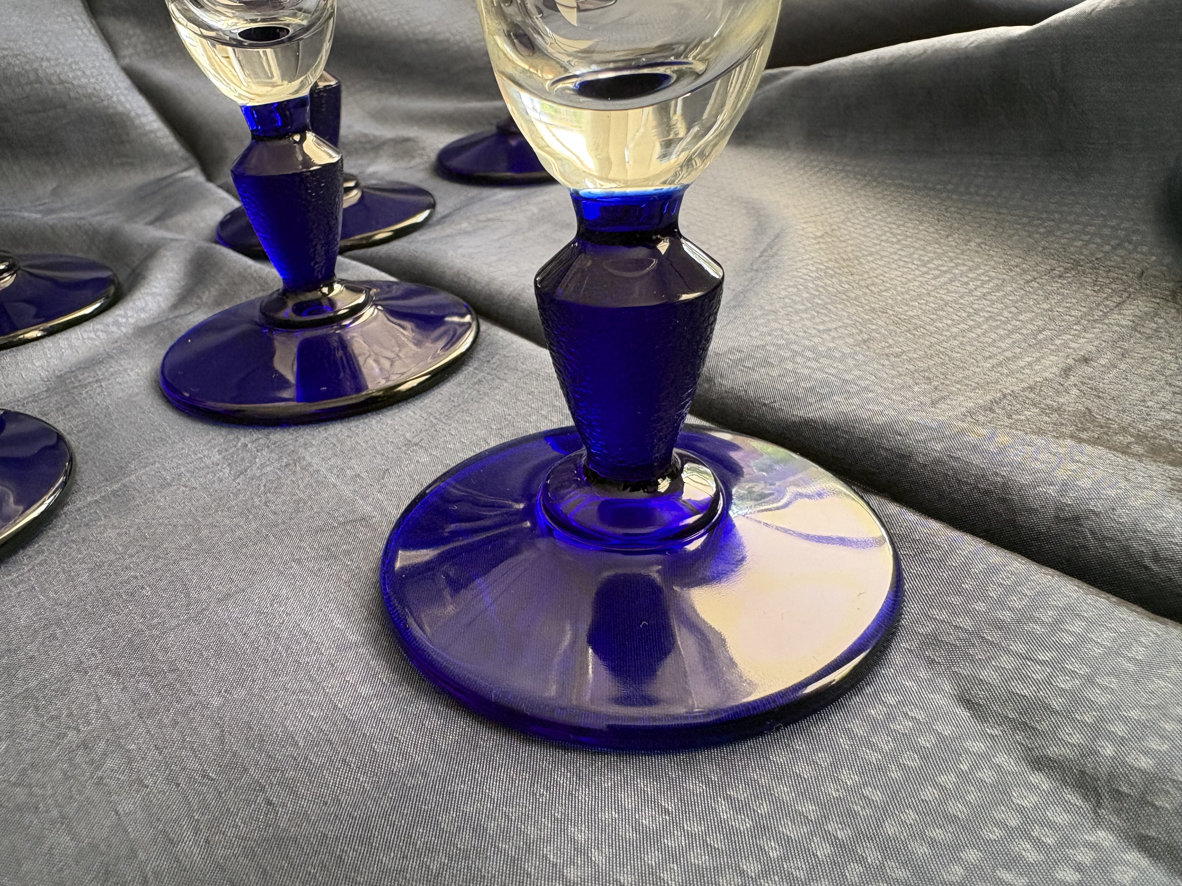 Wijnglazen 7 stuks blauw – foto 5 – kavel bij GSD Auctions, Zoeterwoude