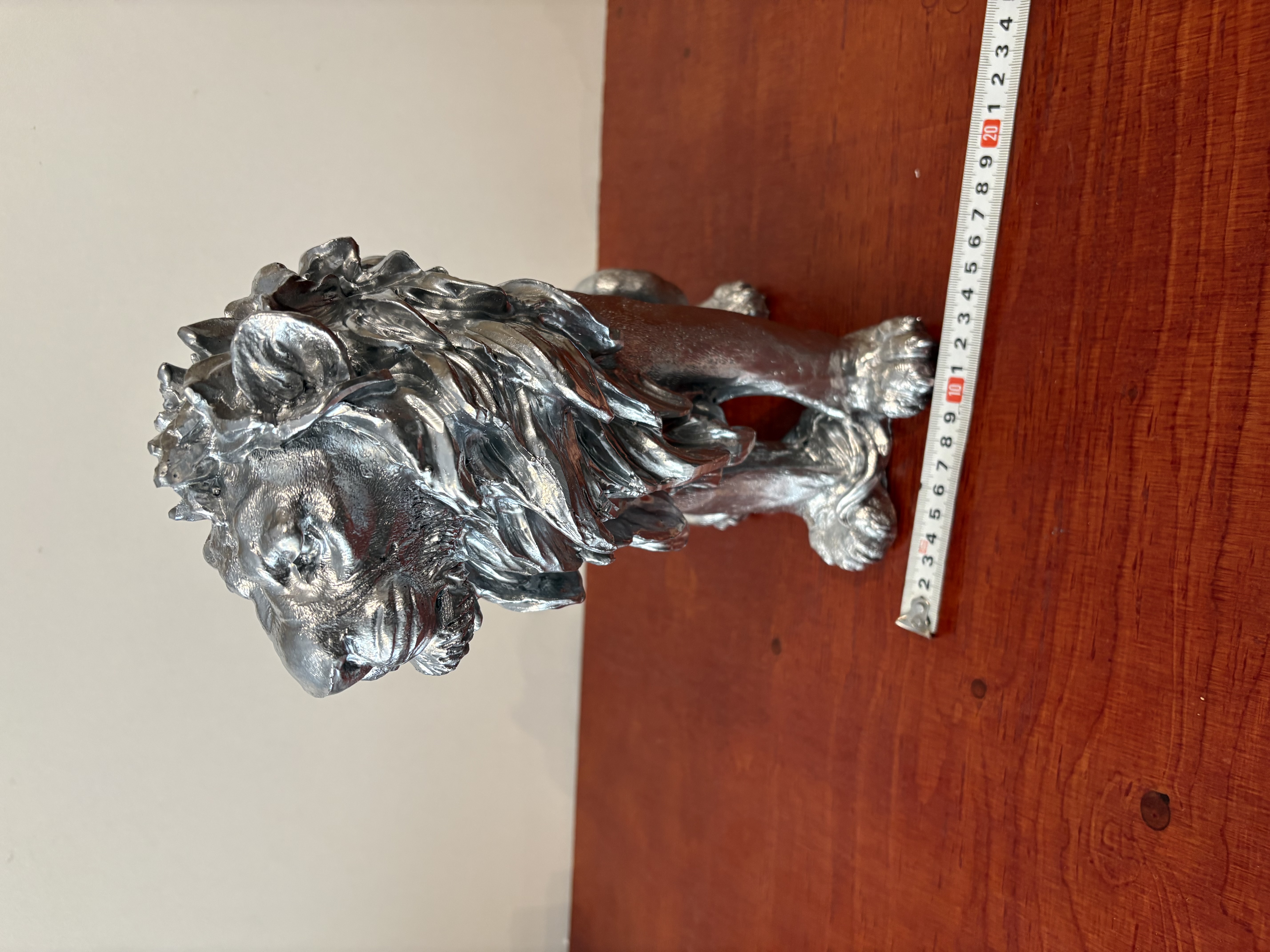 Zilverkleurige leeuw van polyresin – foto 4 – kavel bij GSD Auctions, Zoeterwoude