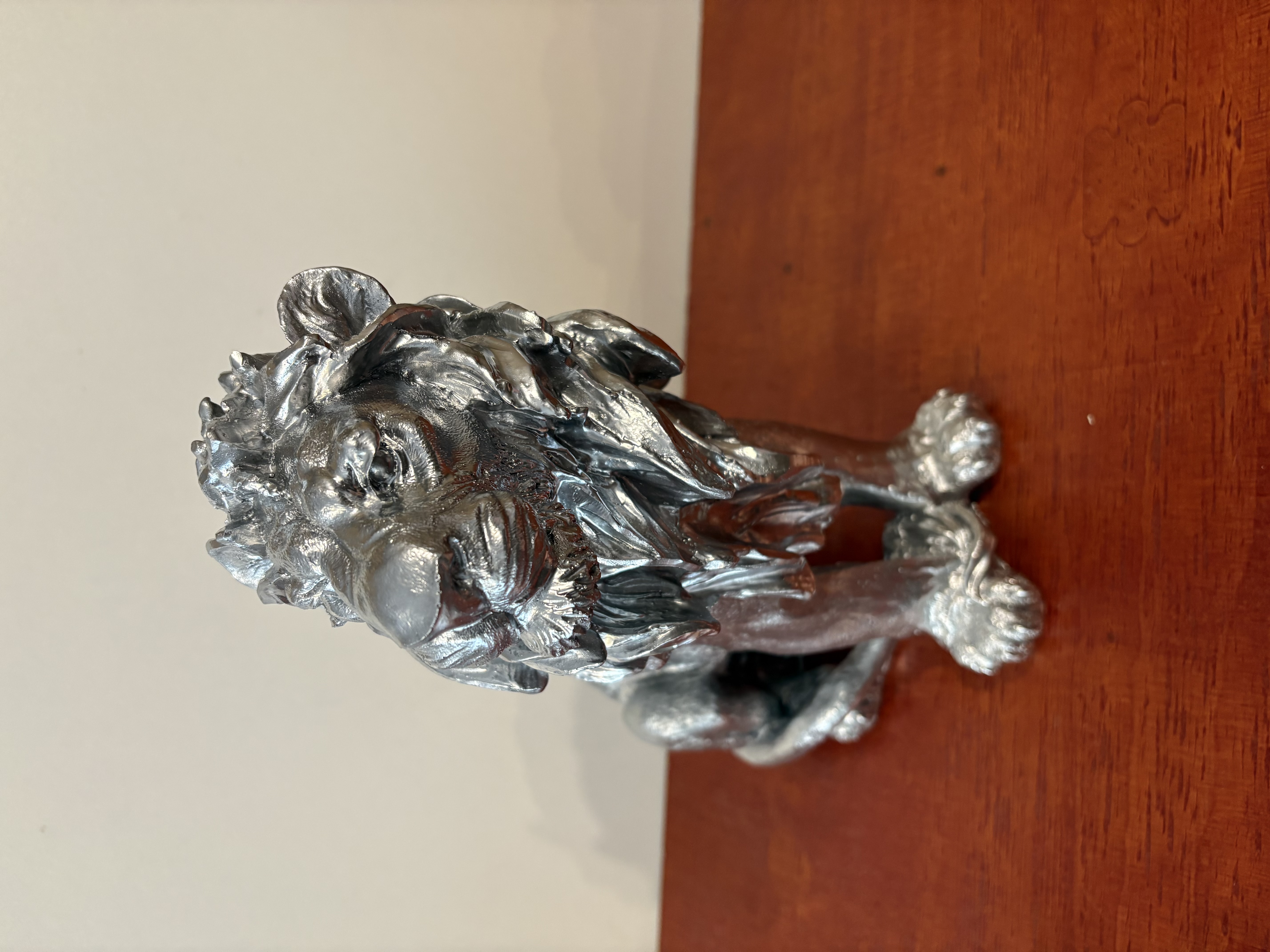 Zilverkleurige leeuw van polyresin – foto 5 – kavel bij GSD Auctions, Zoeterwoude