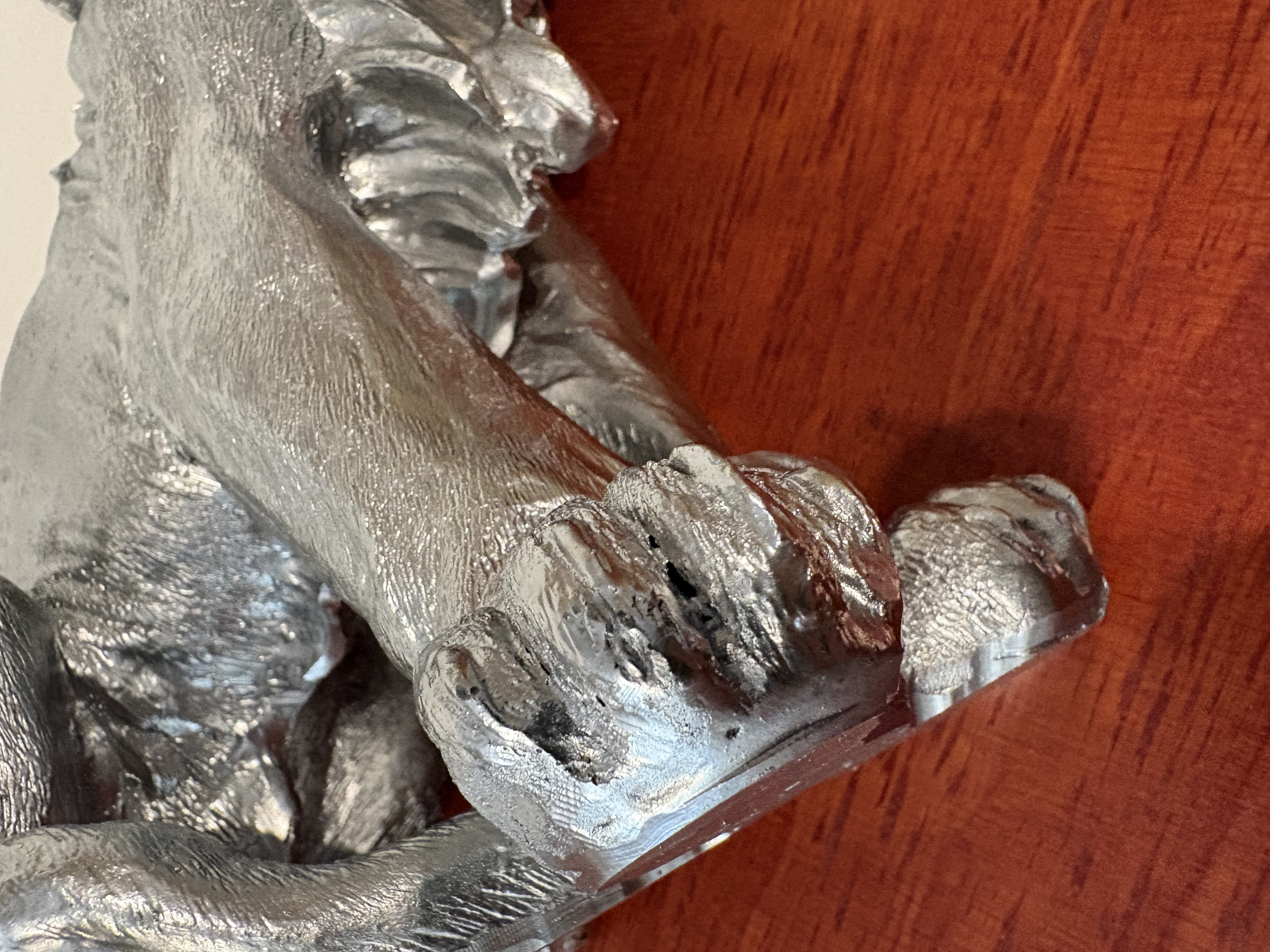 Zilverkleurige leeuw van polyresin – foto 8 – kavel bij GSD Auctions, Zoeterwoude