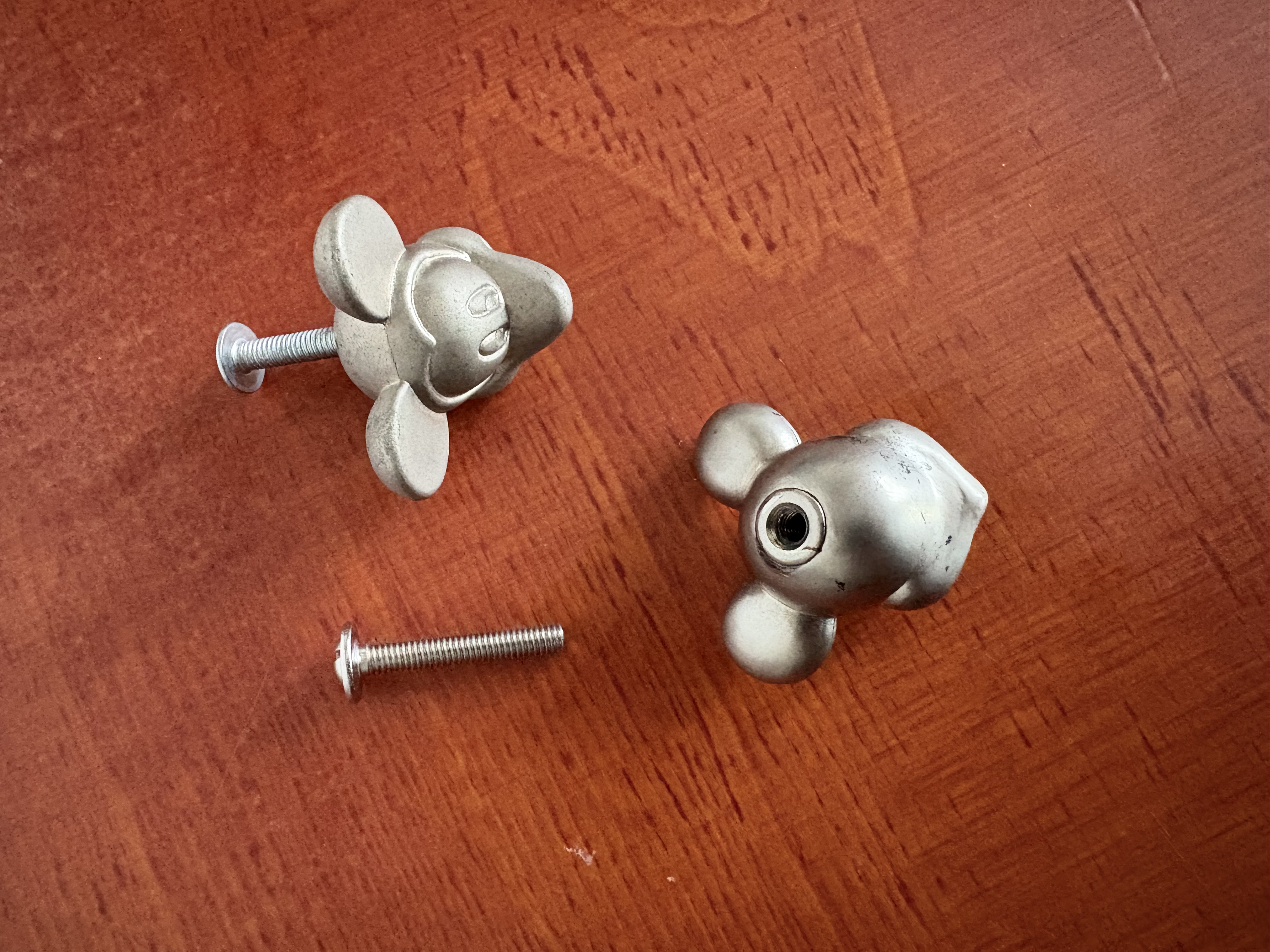 Deur handvaten Disney 2 stuks – foto 3 – kavel bij GSD Auctions, Zoeterwoude