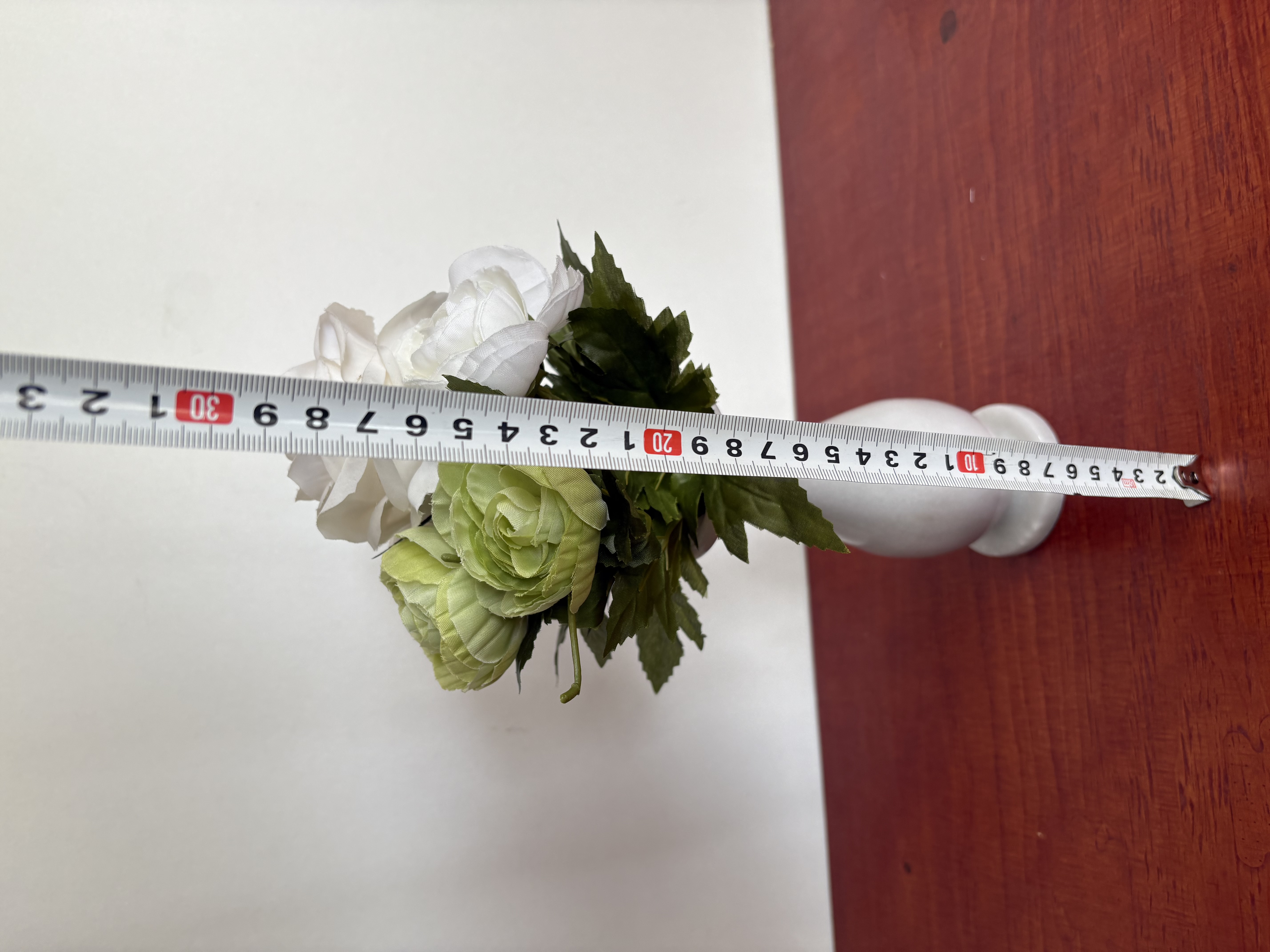Witte marmeren vaas met kunstbloemen (**3) – foto 4 – kavel bij GSD Auctions, Zoeterwoude