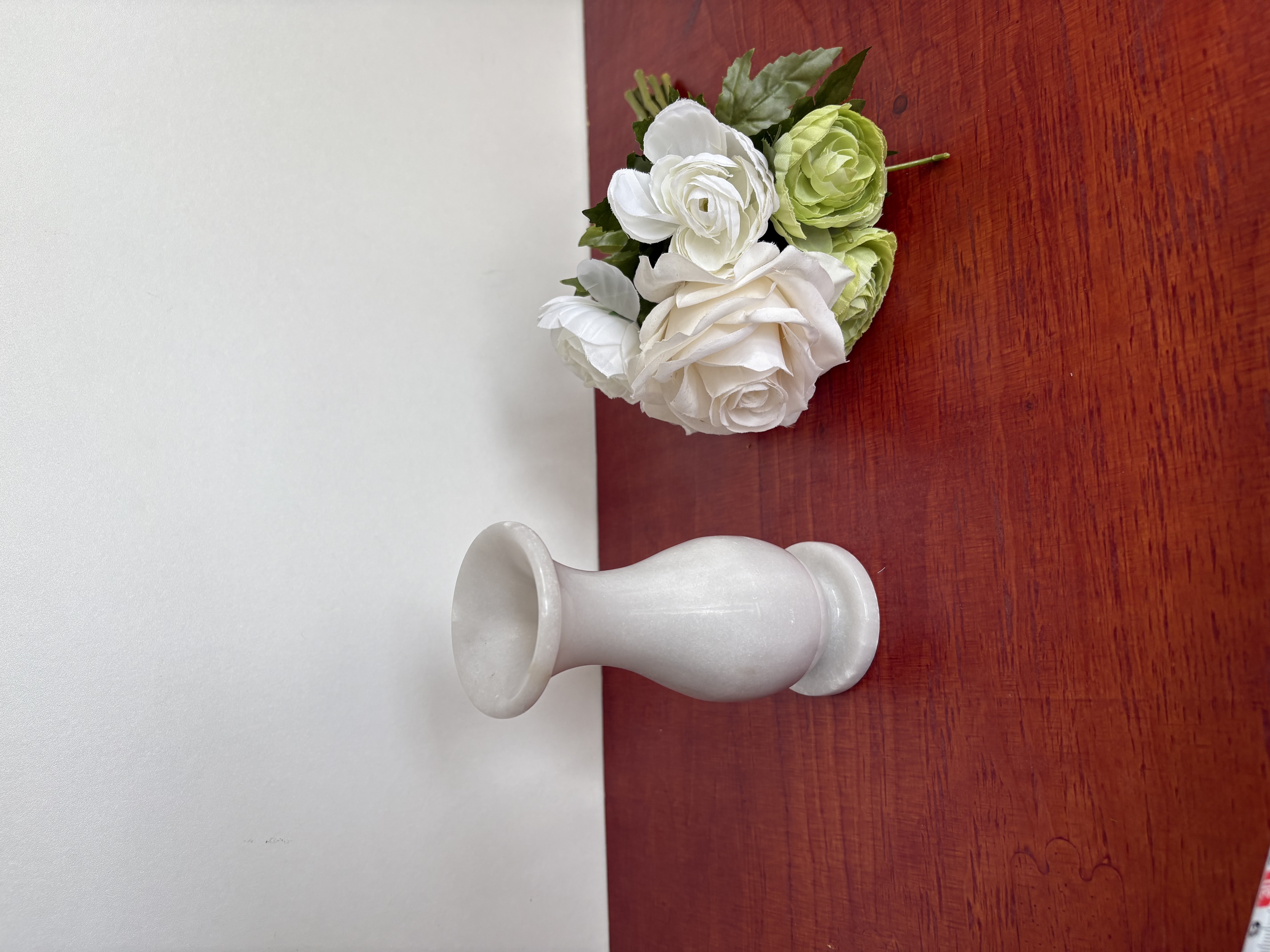 Witte marmeren vaas met kunstbloemen (**3) – foto 5 – kavel bij GSD Auctions, Zoeterwoude