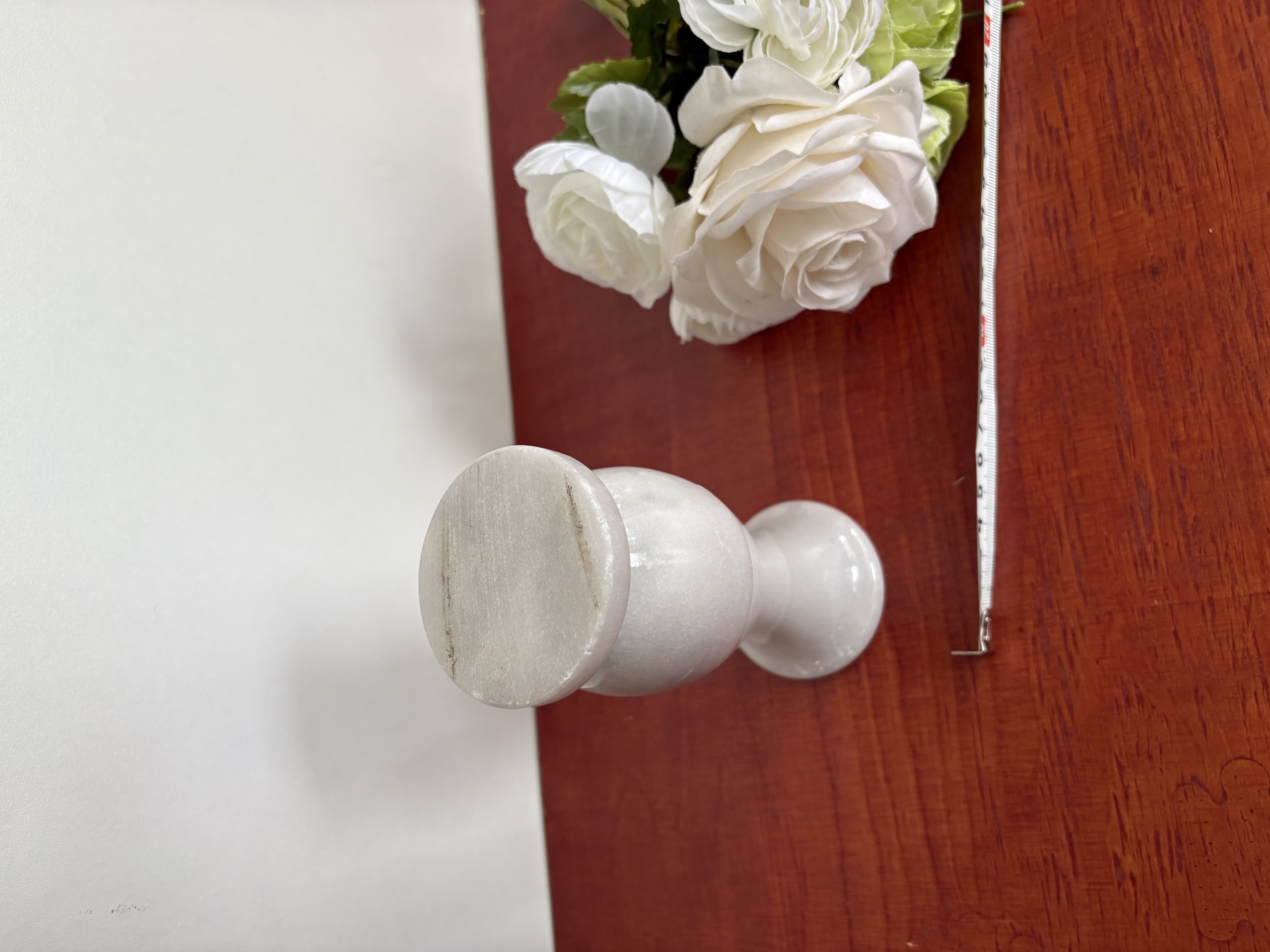 Witte marmeren vaas met kunstbloemen (**3) – foto 6 – kavel bij GSD Auctions, Zoeterwoude