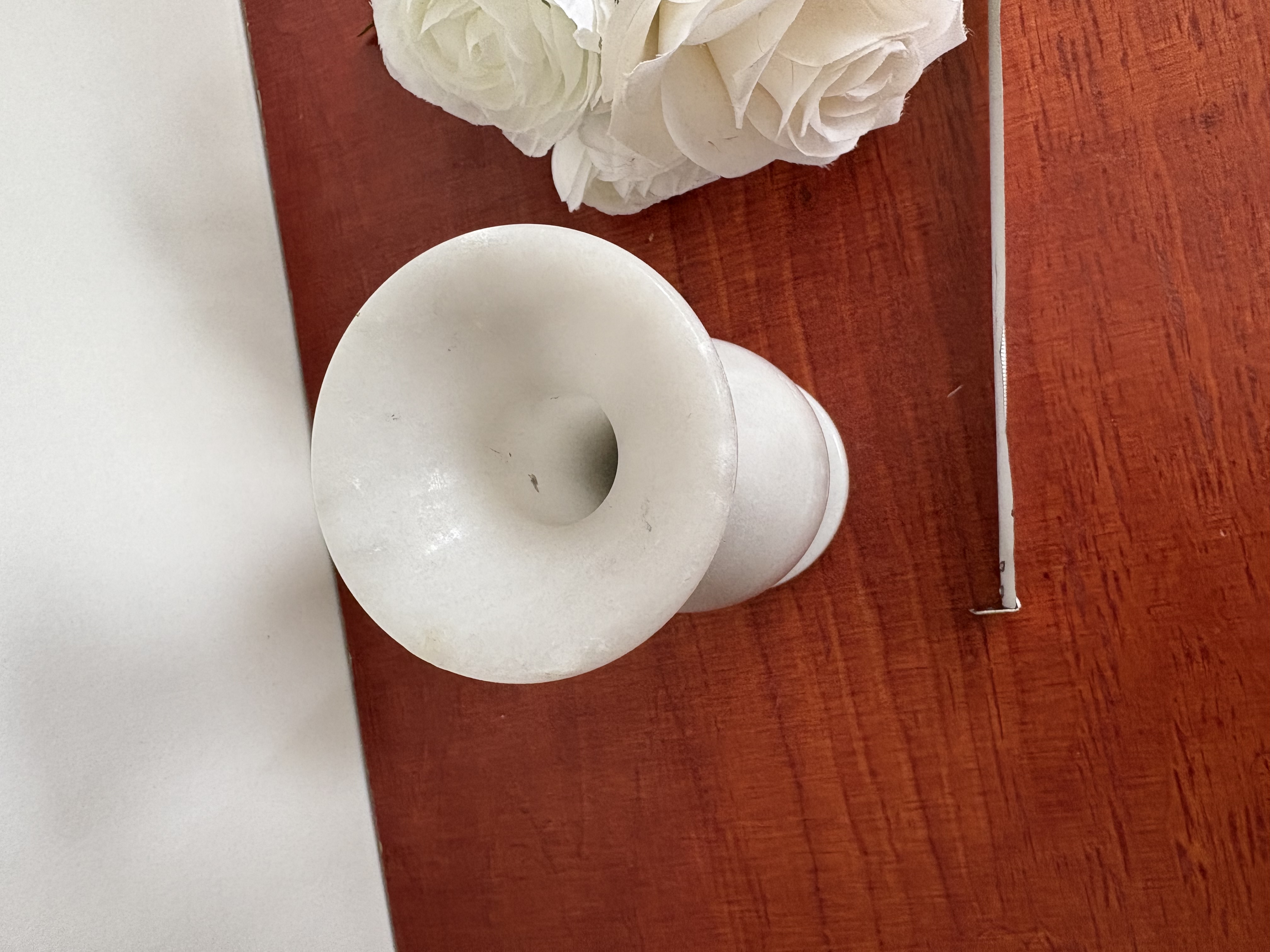 Witte marmeren vaas met kunstbloemen (**3) – foto 7 – kavel bij GSD Auctions, Zoeterwoude