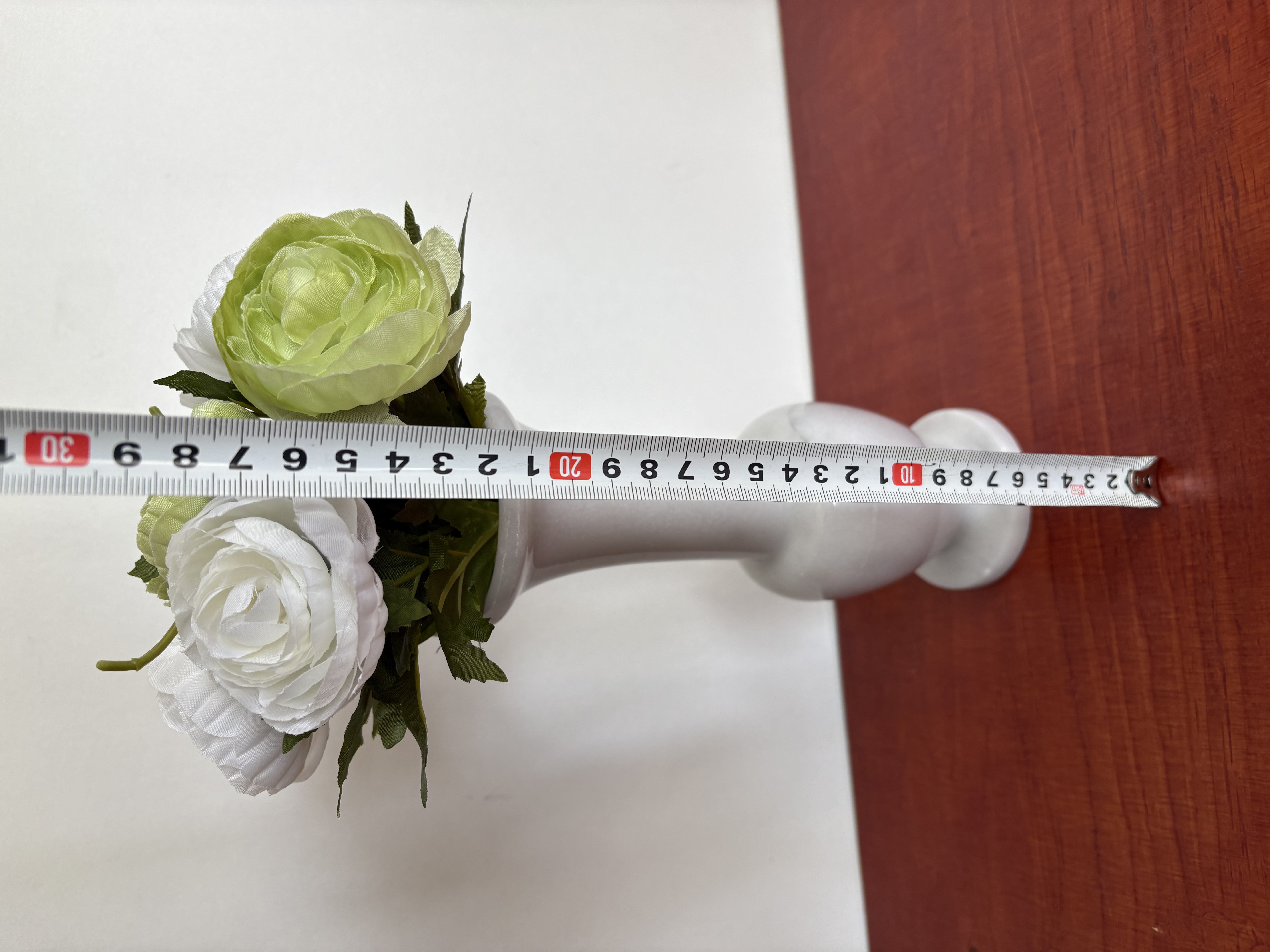 Witte marmeren vaas met kunstbloemen (**2) – foto 2 – kavel bij GSD Auctions, Zoeterwoude