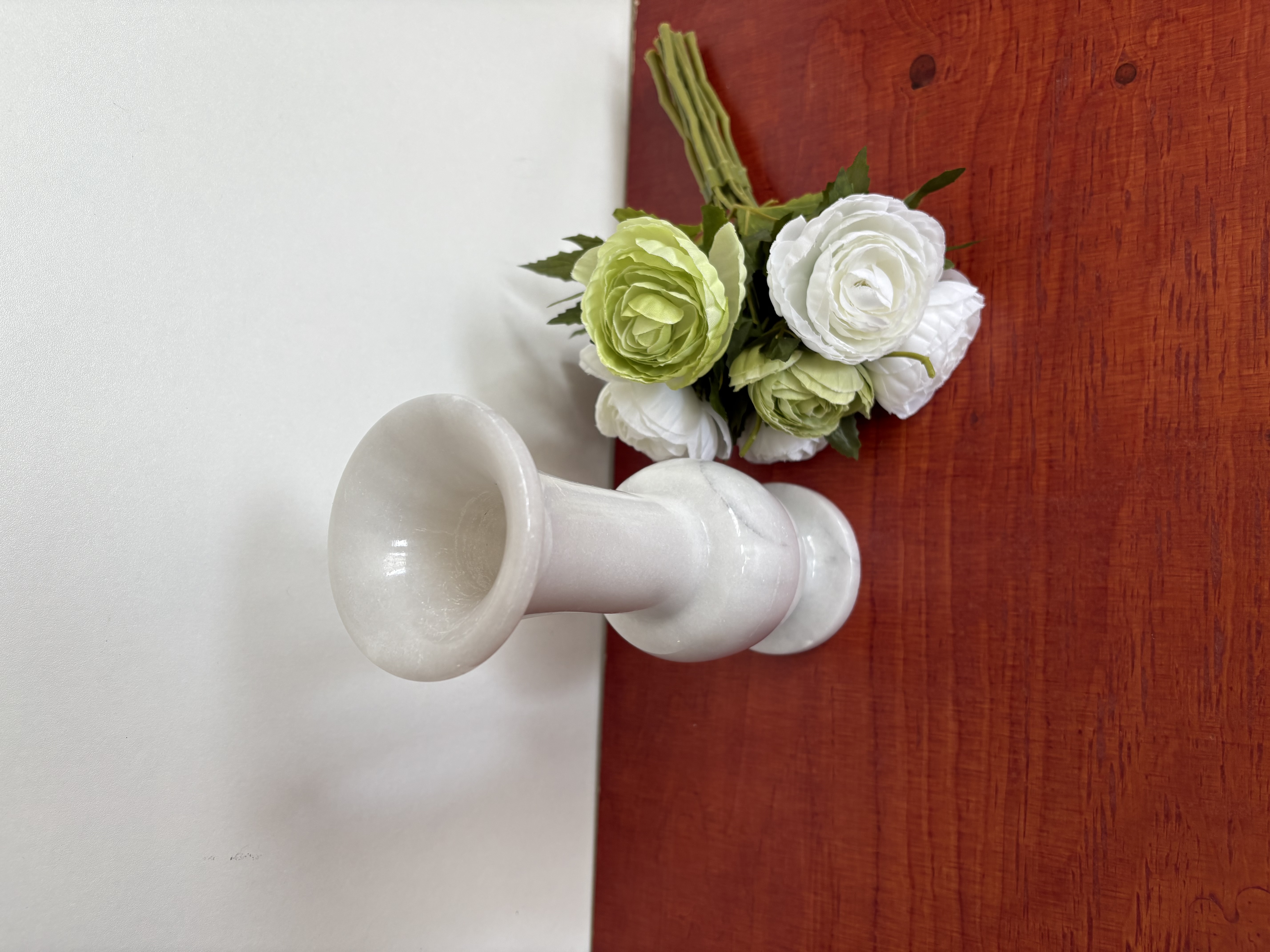Witte marmeren vaas met kunstbloemen (**2) – foto 4 – kavel bij GSD Auctions, Zoeterwoude