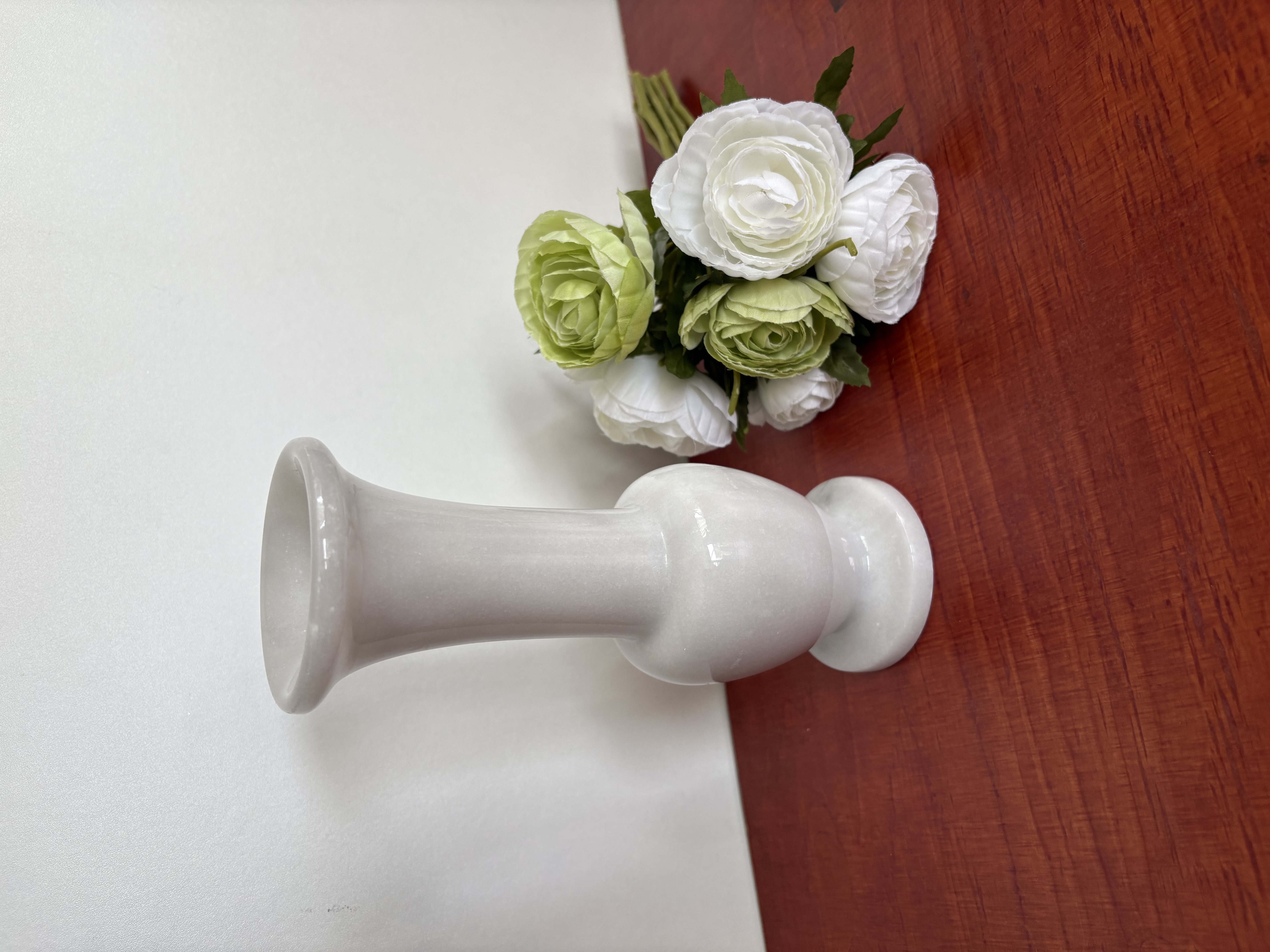 Witte marmeren vaas met kunstbloemen (**2) – foto 6 – kavel bij GSD Auctions, Zoeterwoude