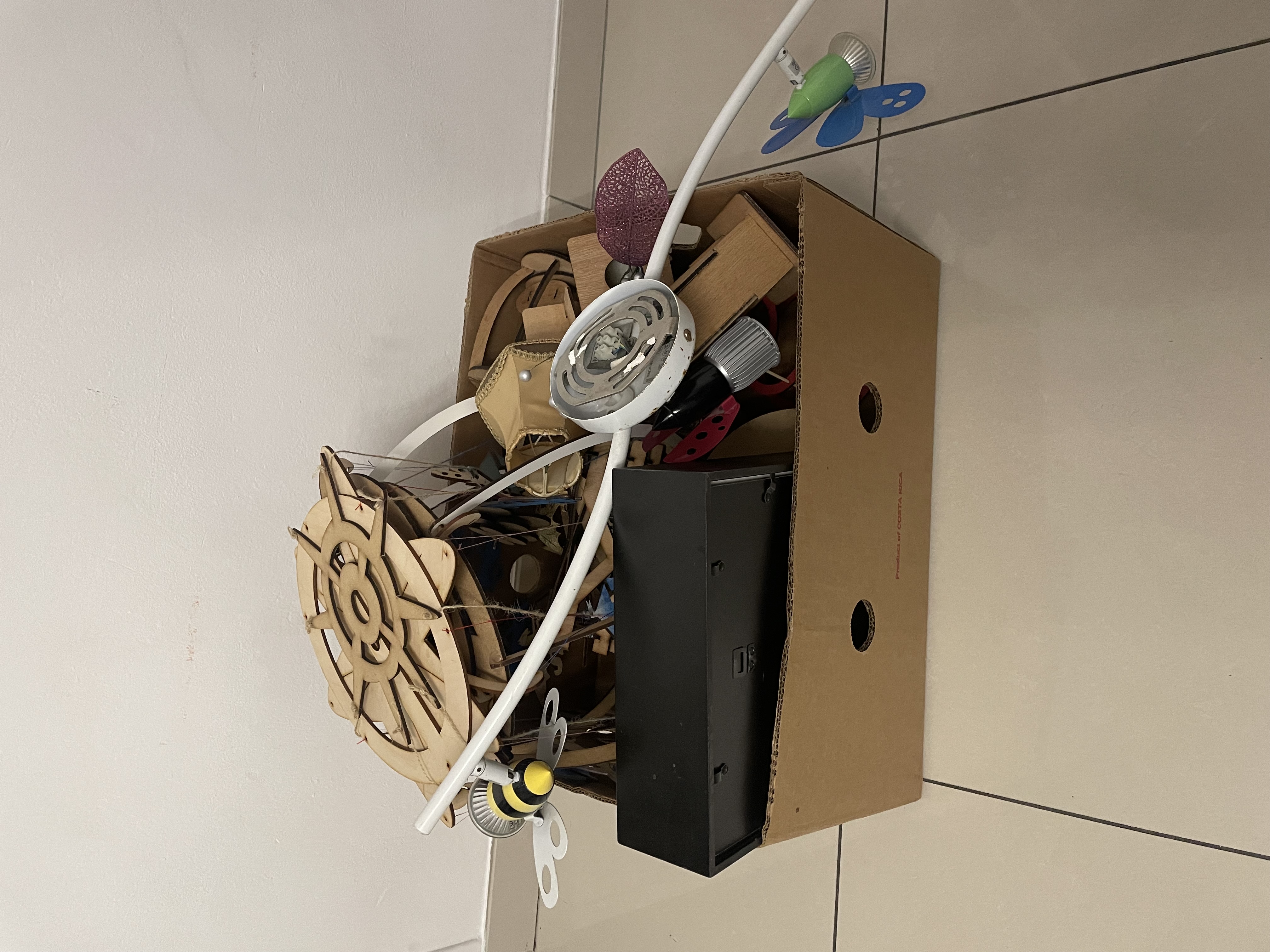Lampen kapen doos vol – foto 2 – kavel bij GSD Auctions, Zoeterwoude
