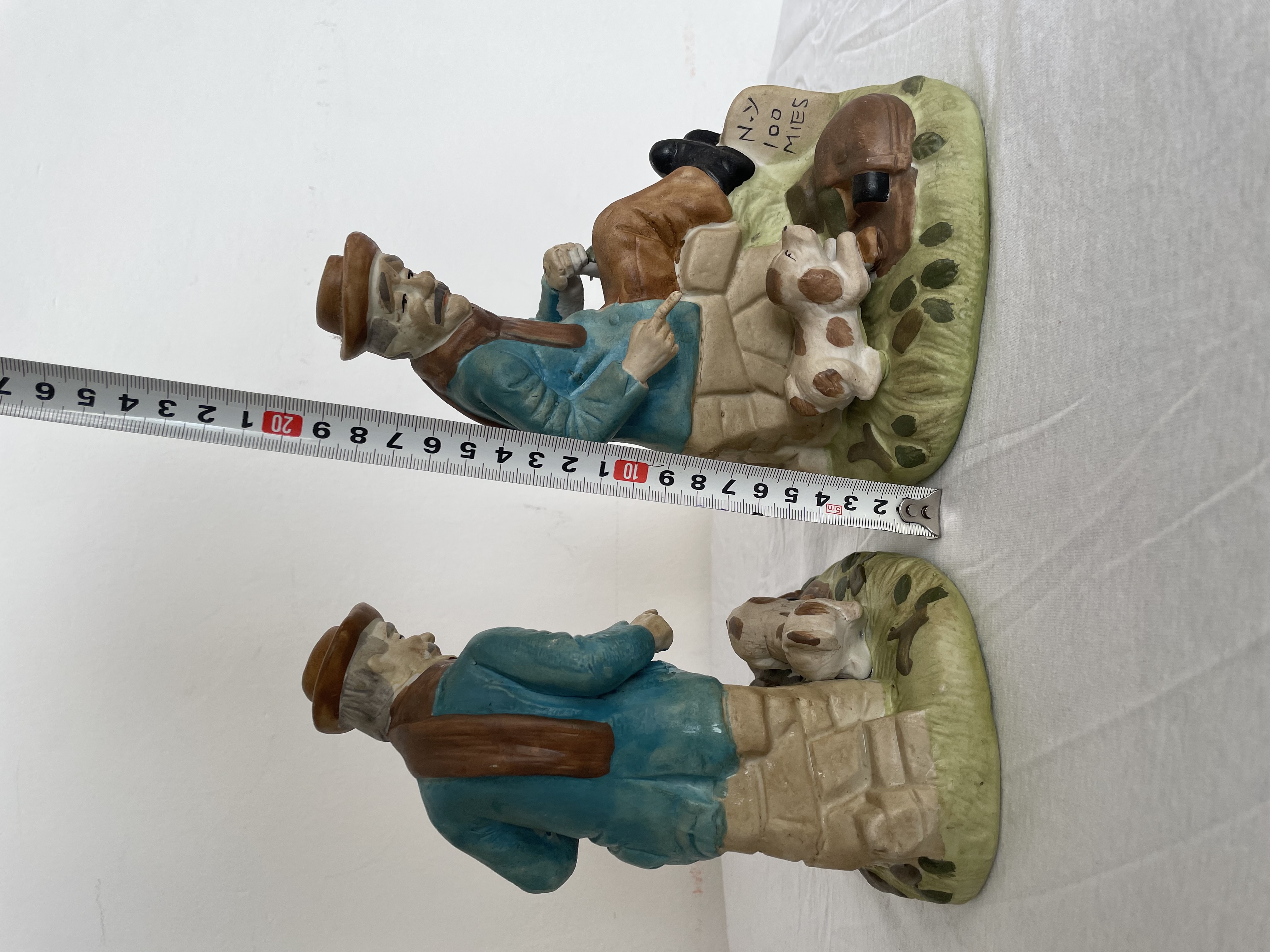 Keramiek 2x Hobo en hond op weg naar New York beeldjes – foto 6 – kavel bij GSD Auctions, Zoeterwoude