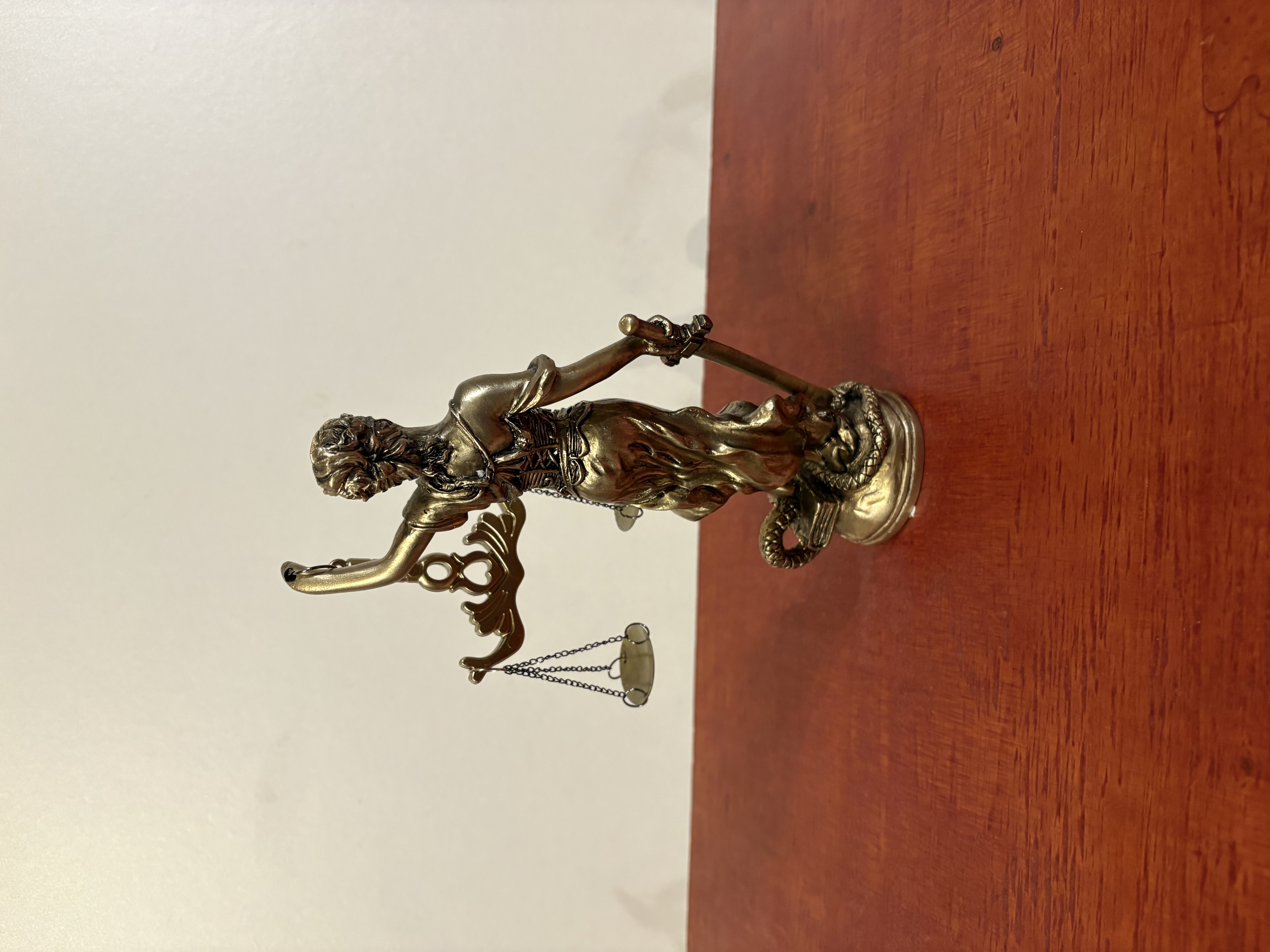 Decoratief beeld "de godin van rechtvaardigheid" – foto 5 – kavel bij GSD Auctions, Zoeterwoude