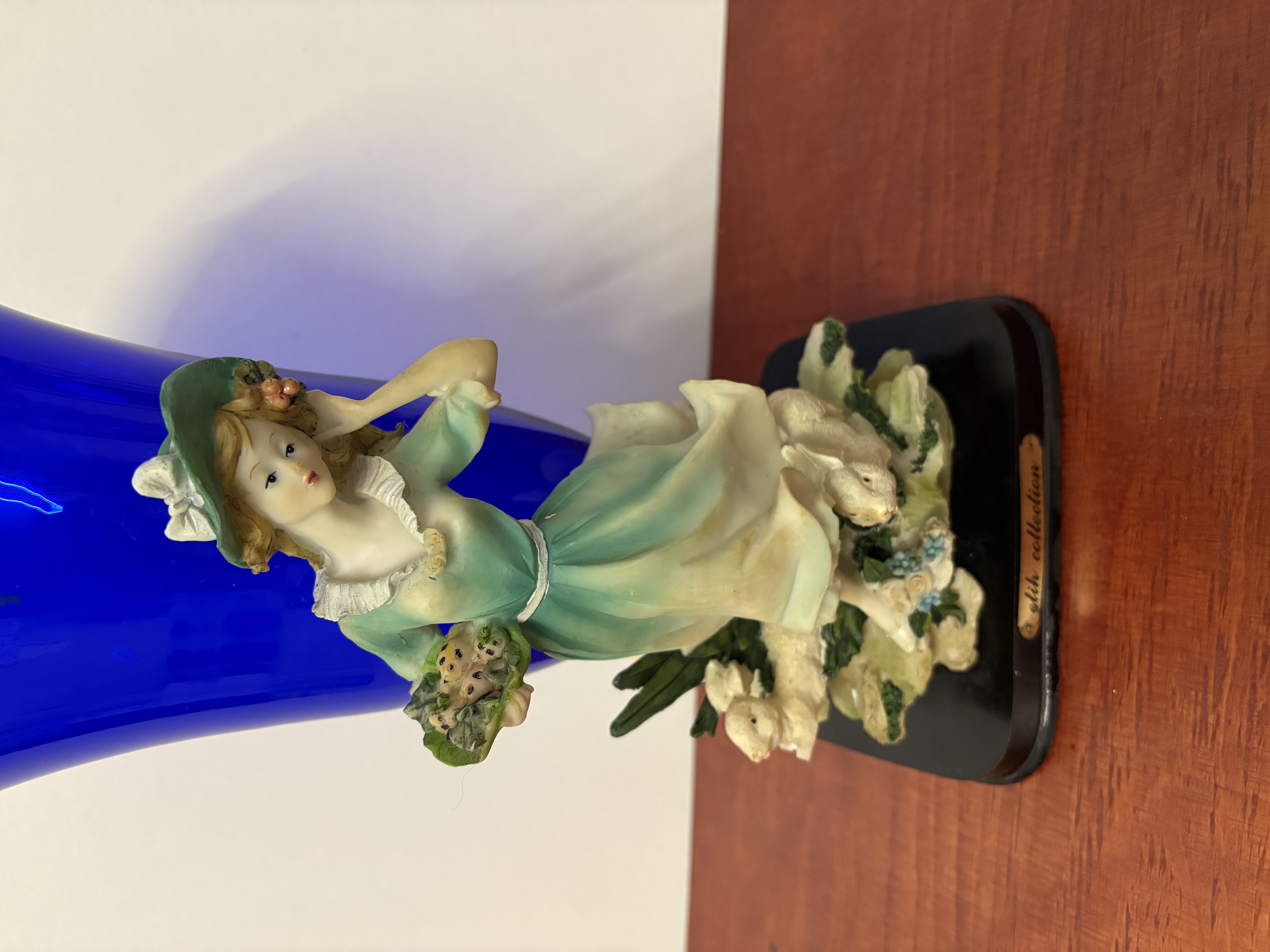Blauwe vaas met porseleinen beeld Elio collectie – foto 2 – kavel bij GSD Auctions, Zoeterwoude