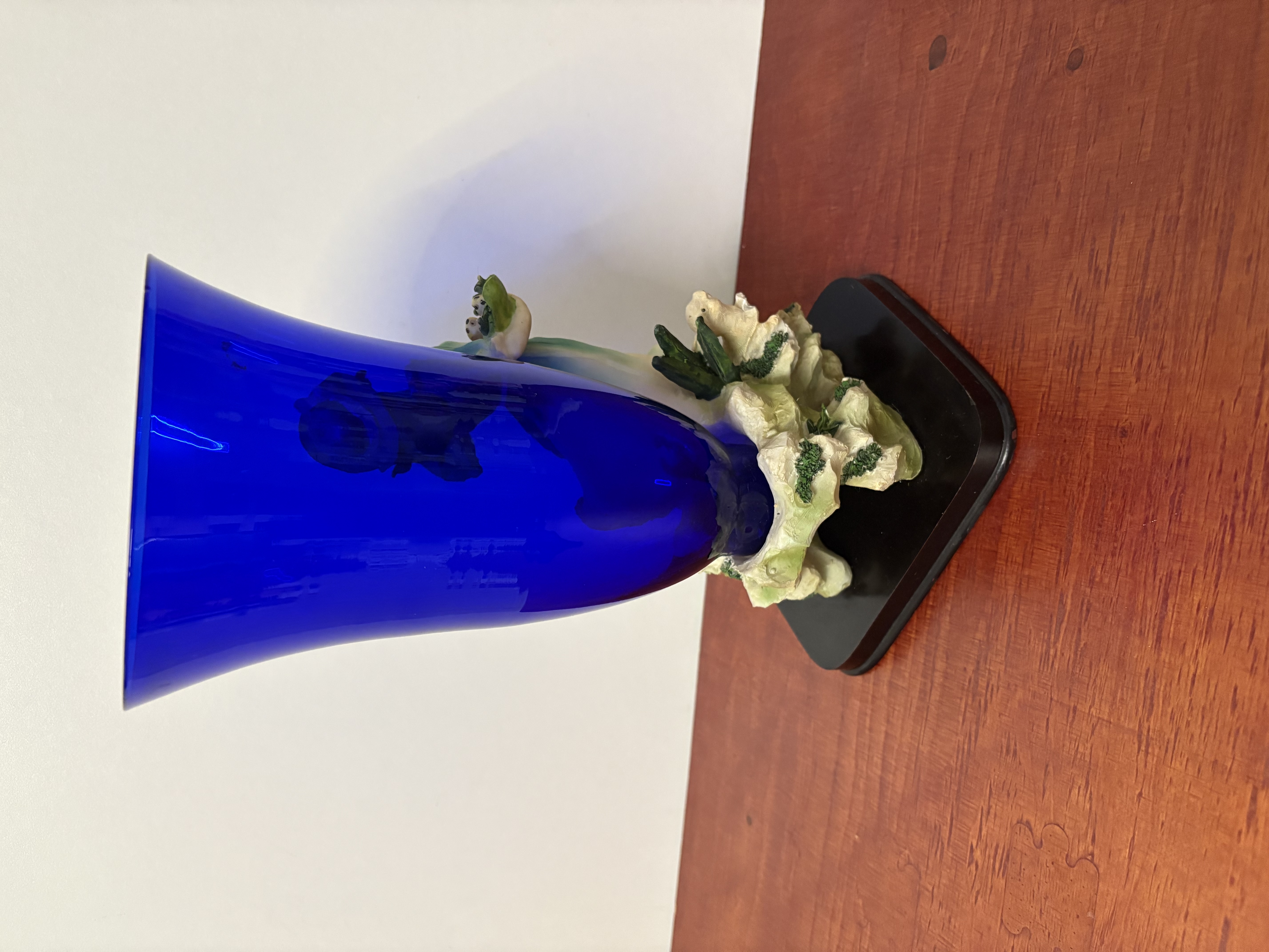Blauwe vaas met porseleinen beeld Elio collectie – foto 5 – kavel bij GSD Auctions, Zoeterwoude