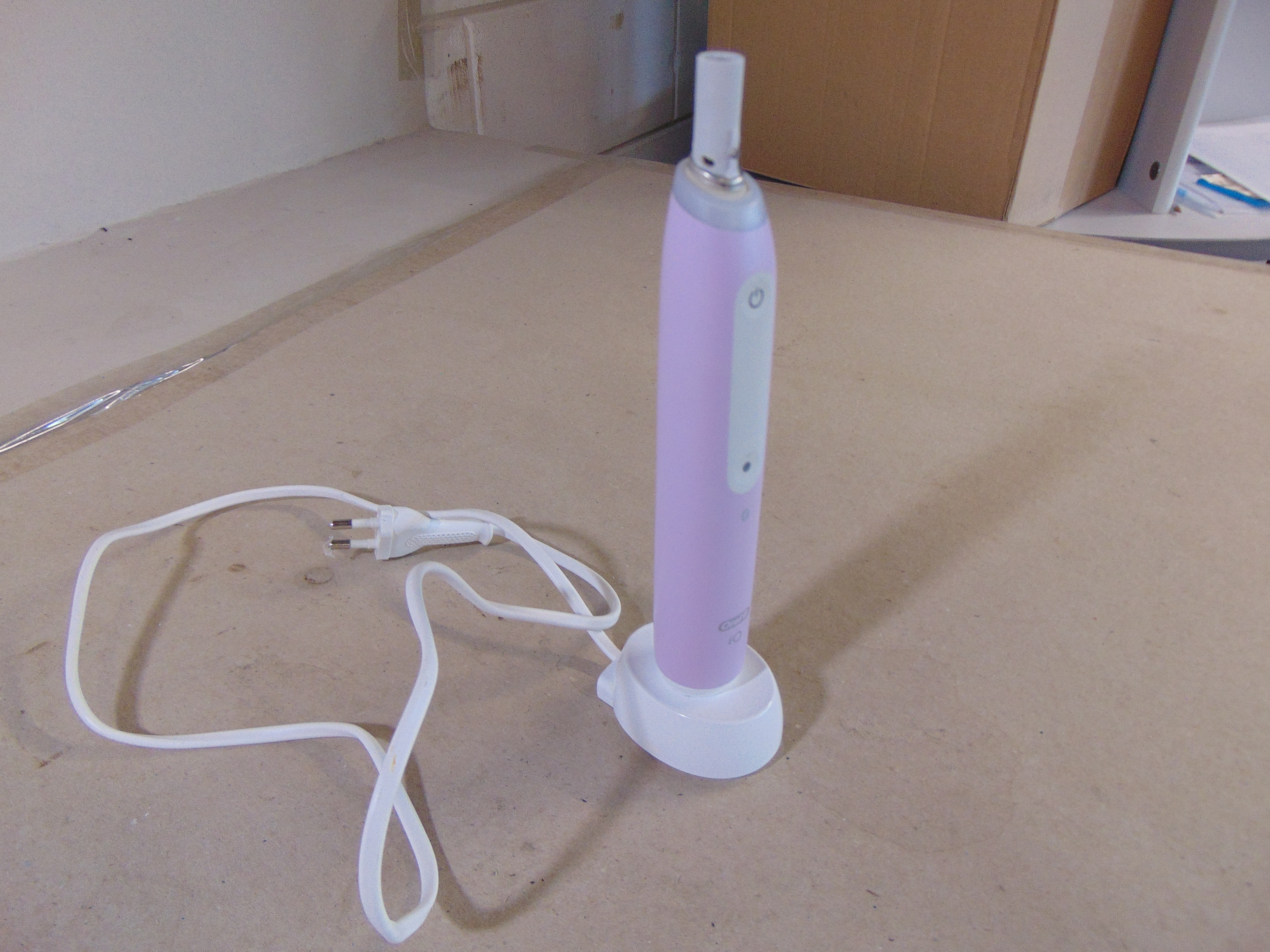 Oral-B iO 4S Lavendel Elektrische Tandenborstel – foto 2 – kavel bij GSD Auctions, Zoeterwoude