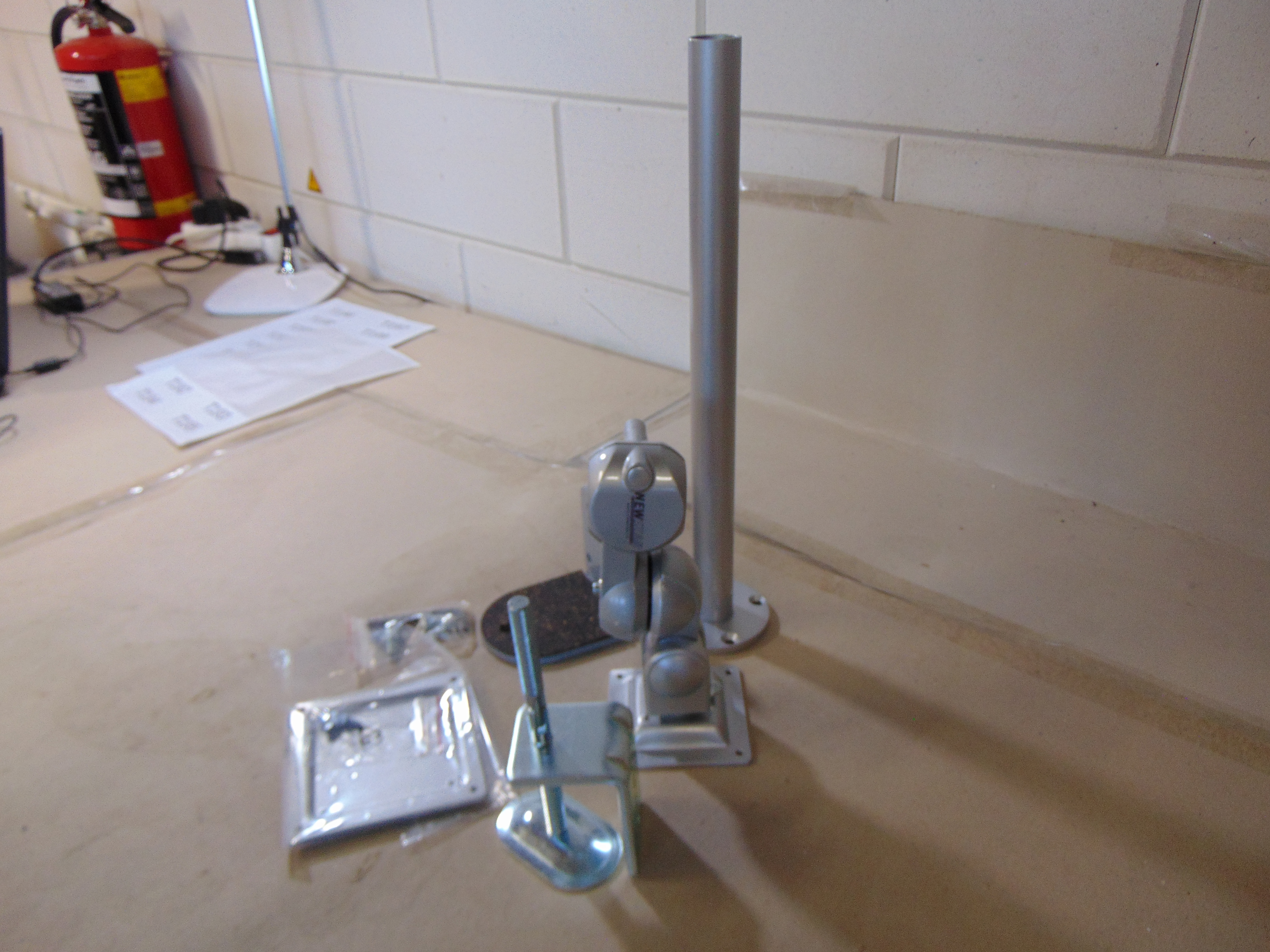 Newstar LCD Monitor Arm FPMA-D910 Monitorsteun – foto 3 – kavel bij GSD Auctions, Zoeterwoude