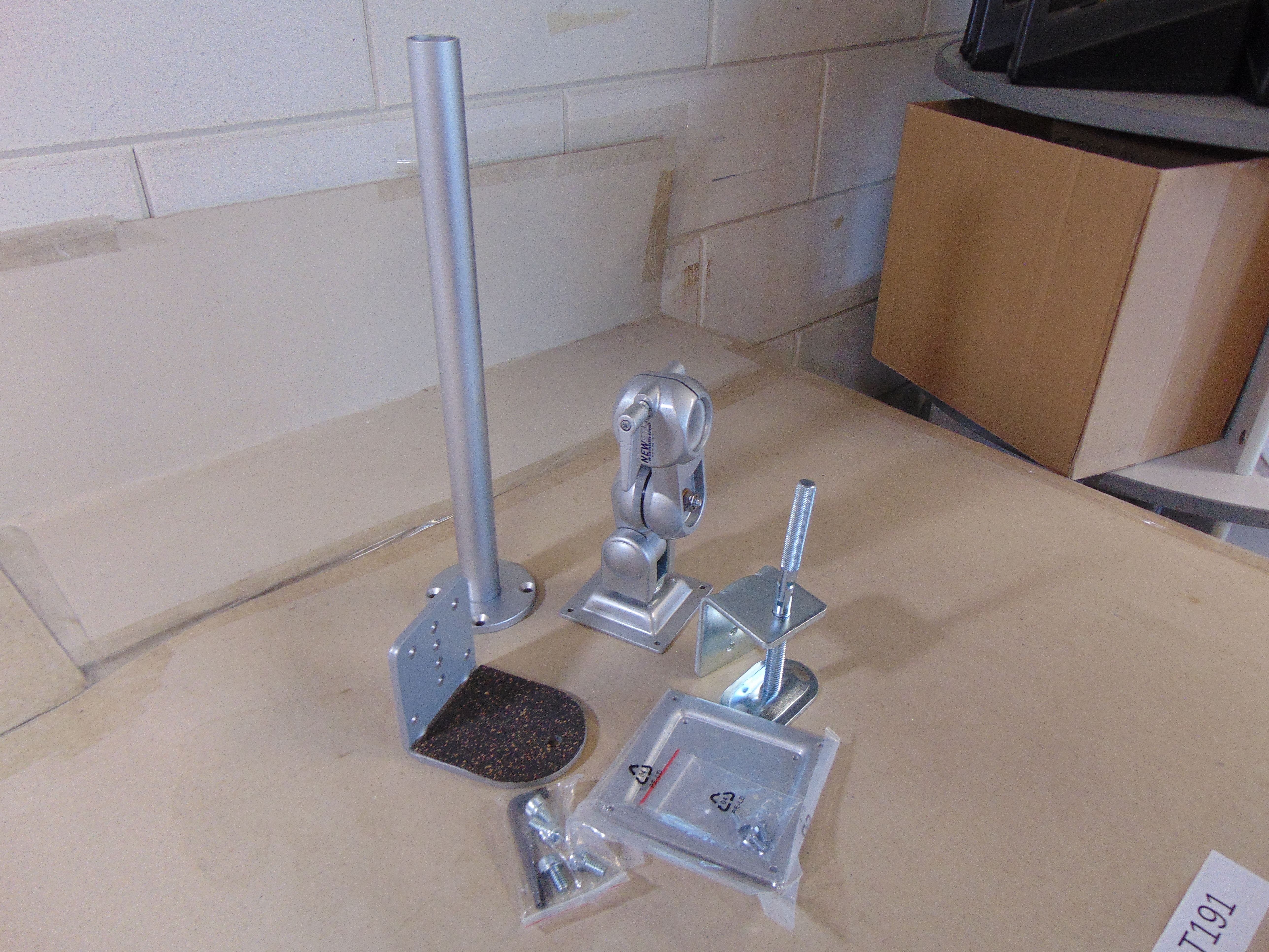 Newstar LCD Monitor Arm FPMA-D910 Monitorsteun – foto 2 – kavel bij GSD Auctions, Zoeterwoude
