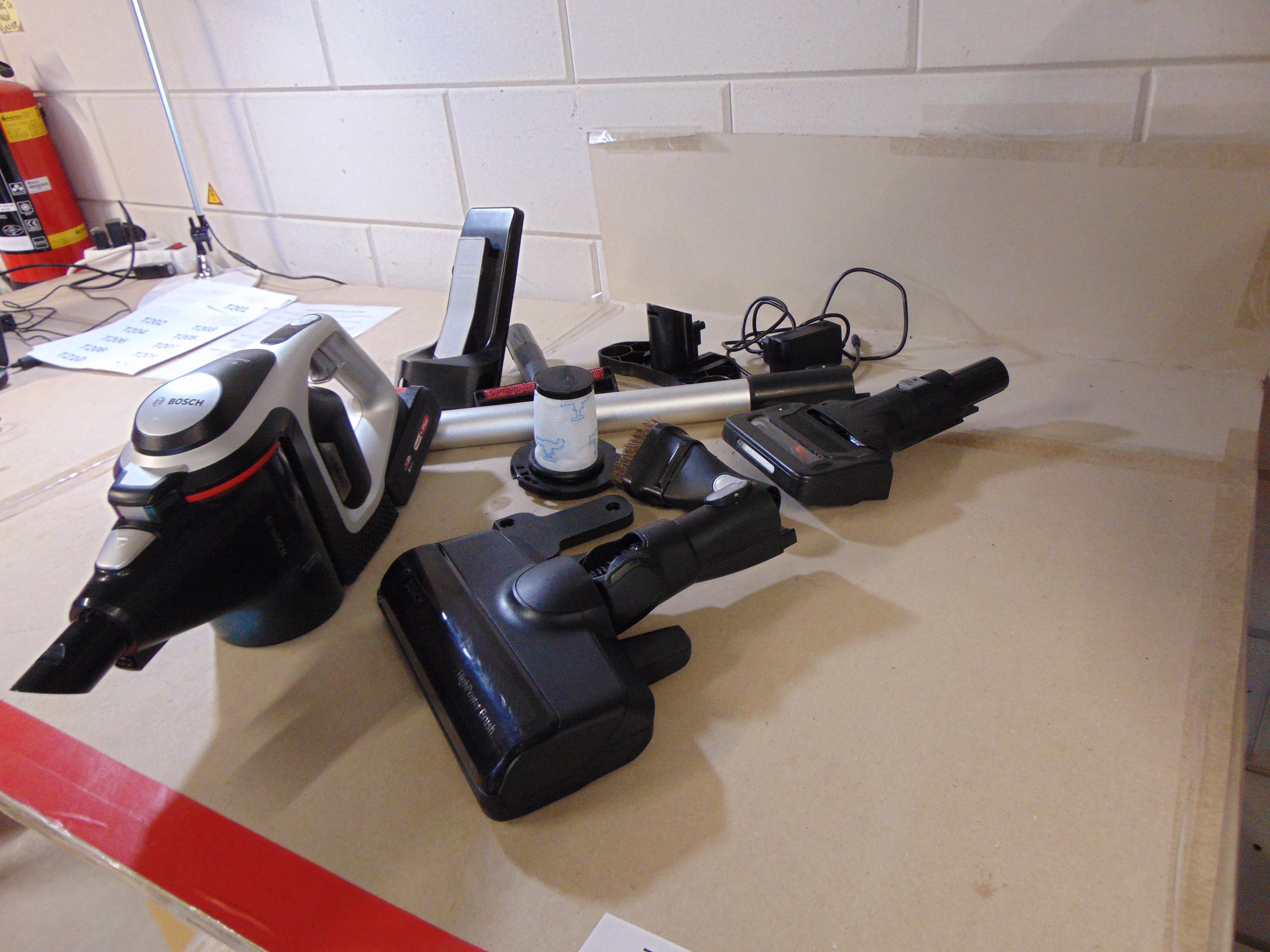 Bosch Unlimited Serie 8 BCS8224WA Steelstofzuiger – foto 2 – kavel bij GSD Auctions, Zoeterwoude