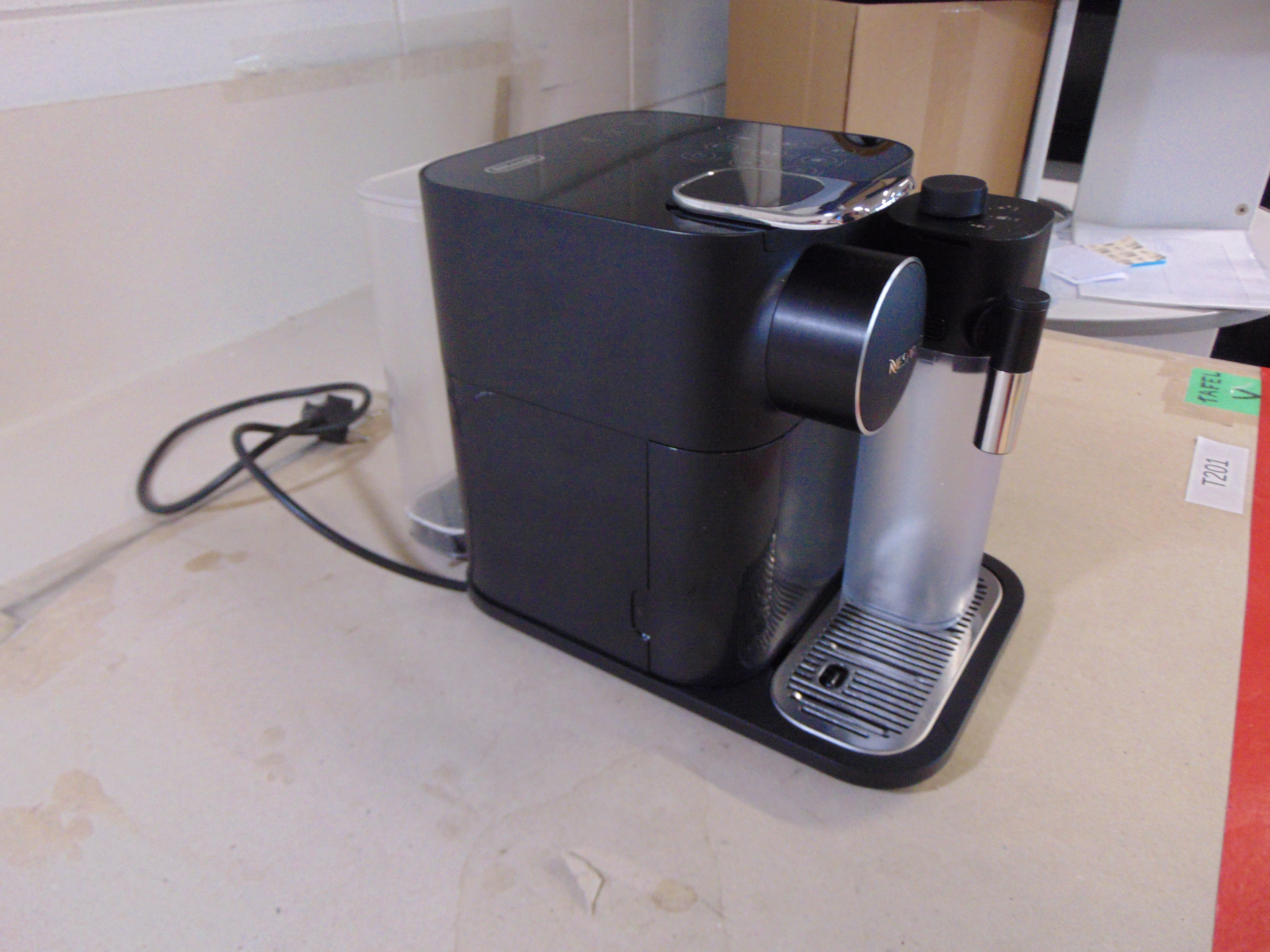 Delonghi Gran Lattissima EN650B Nespressomachine – foto 2 – kavel bij GSD Auctions, Zoeterwoude