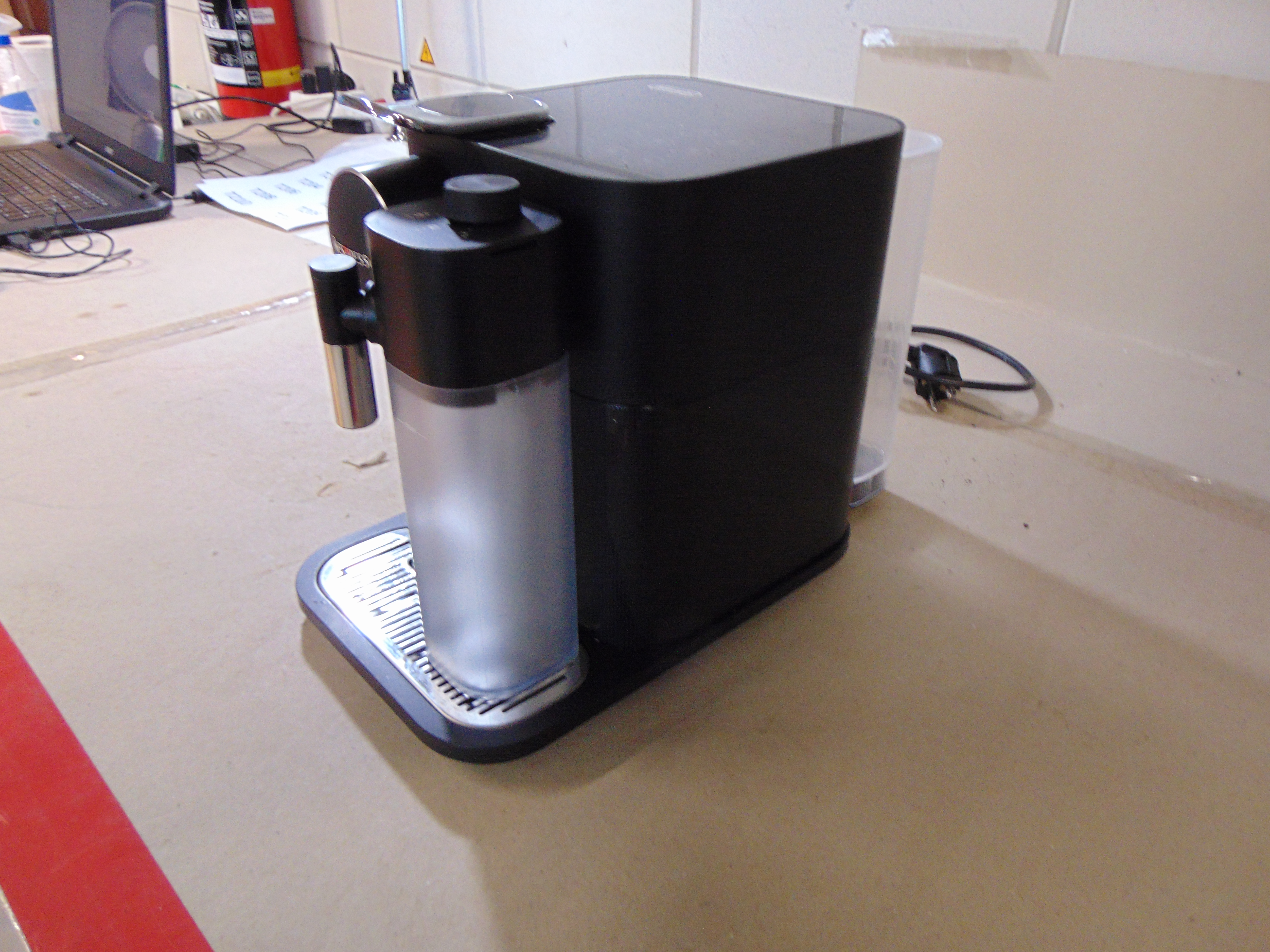 Delonghi Gran Lattissima EN650B Nespressomachine – foto 3 – kavel bij GSD Auctions, Zoeterwoude
