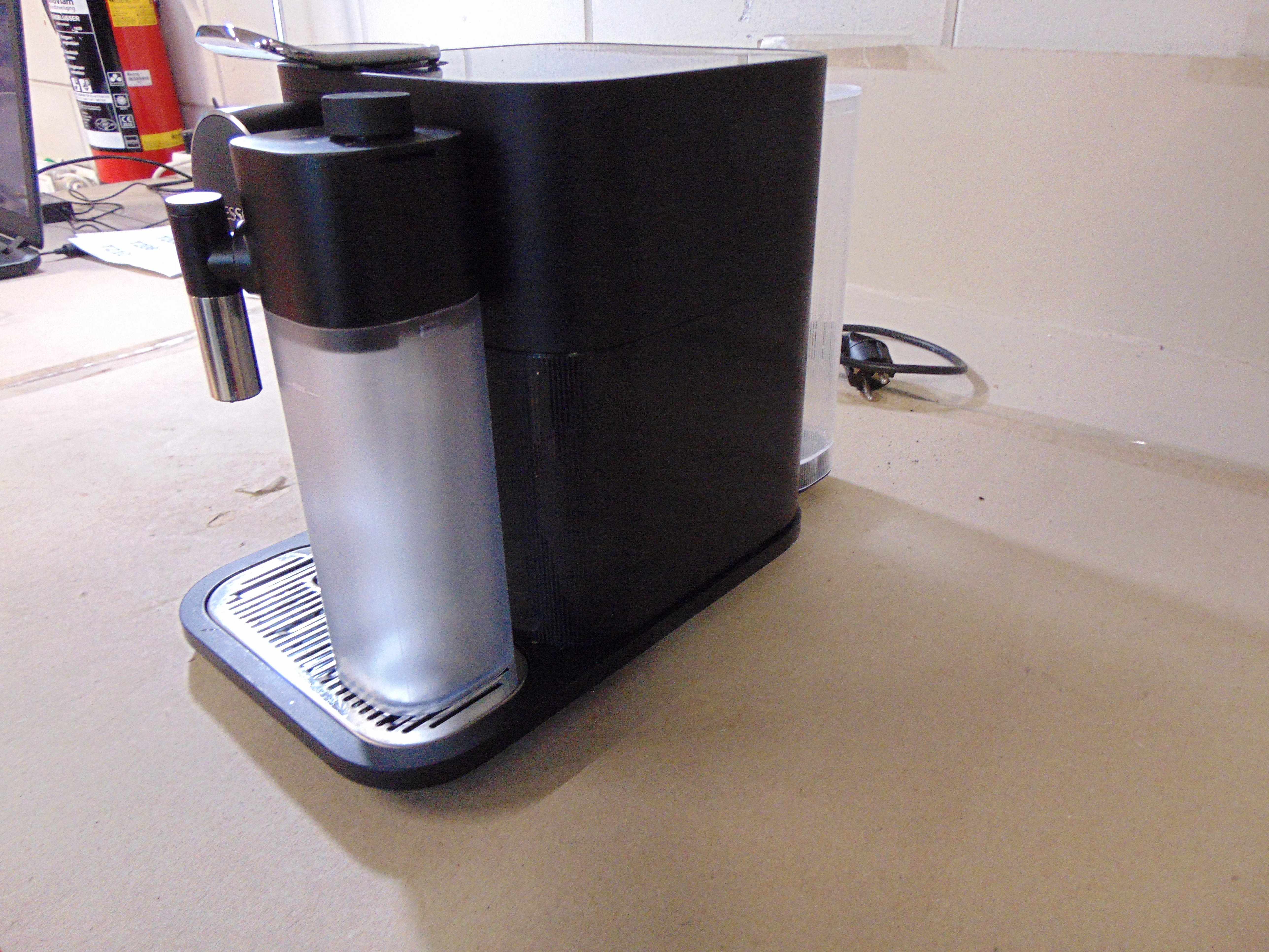 Delonghi Gran Lattissima EN650B Nespressomachine – foto 4 – kavel bij GSD Auctions, Zoeterwoude